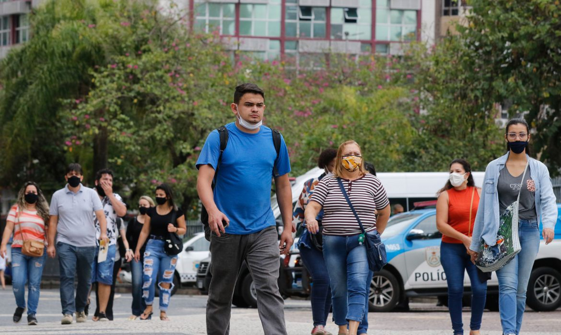 Movimentação de pessoas no centro da cidade no primeiro dia de flexibilização do uso de máscaras ao ar livre no Estado do Rio de Janeiro.