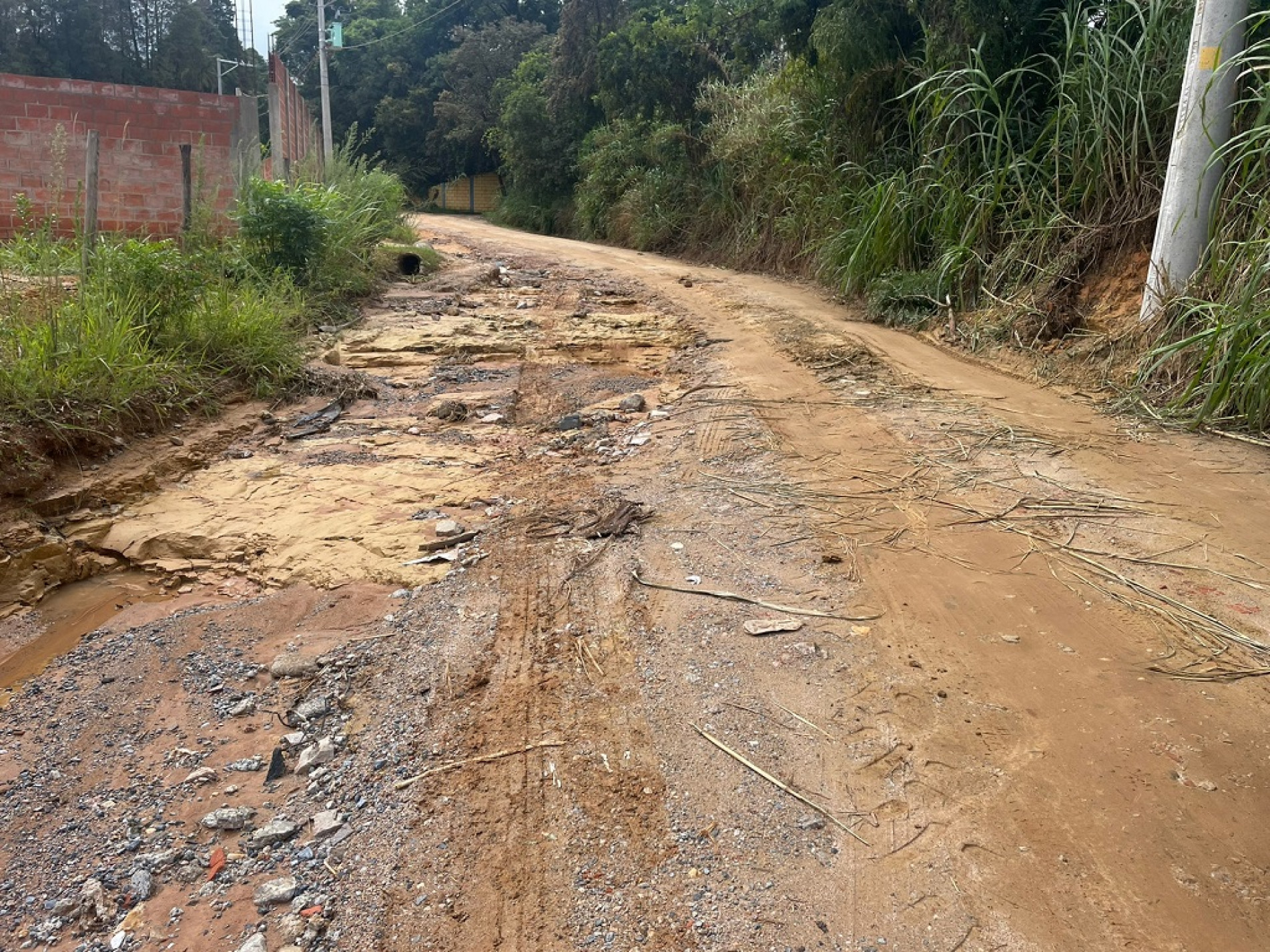 Existem muitos trechos com buracos e acúmulo de lama