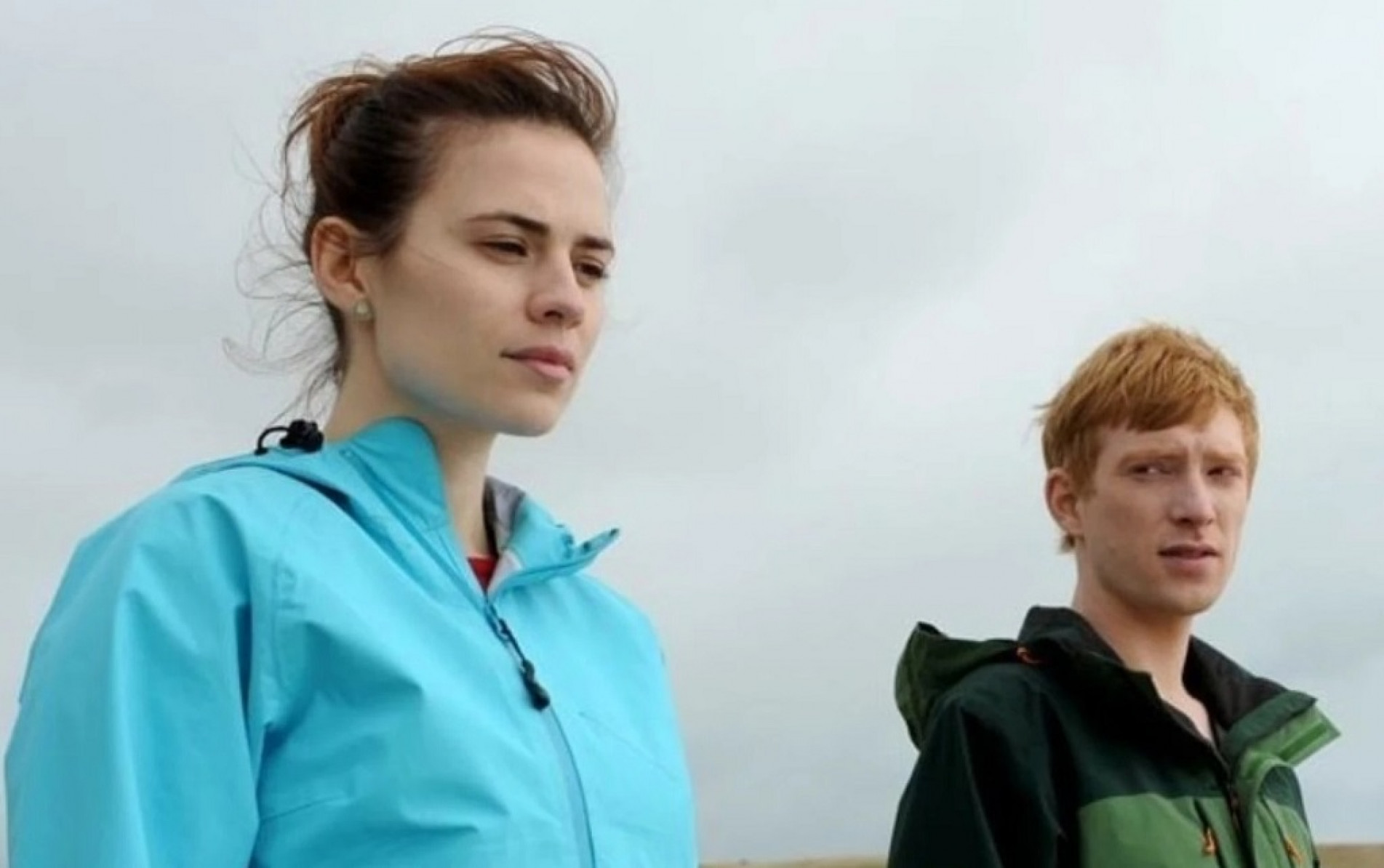 Martha (Hayley Atwell) e o androide Ash (Domhnall Gleeson)