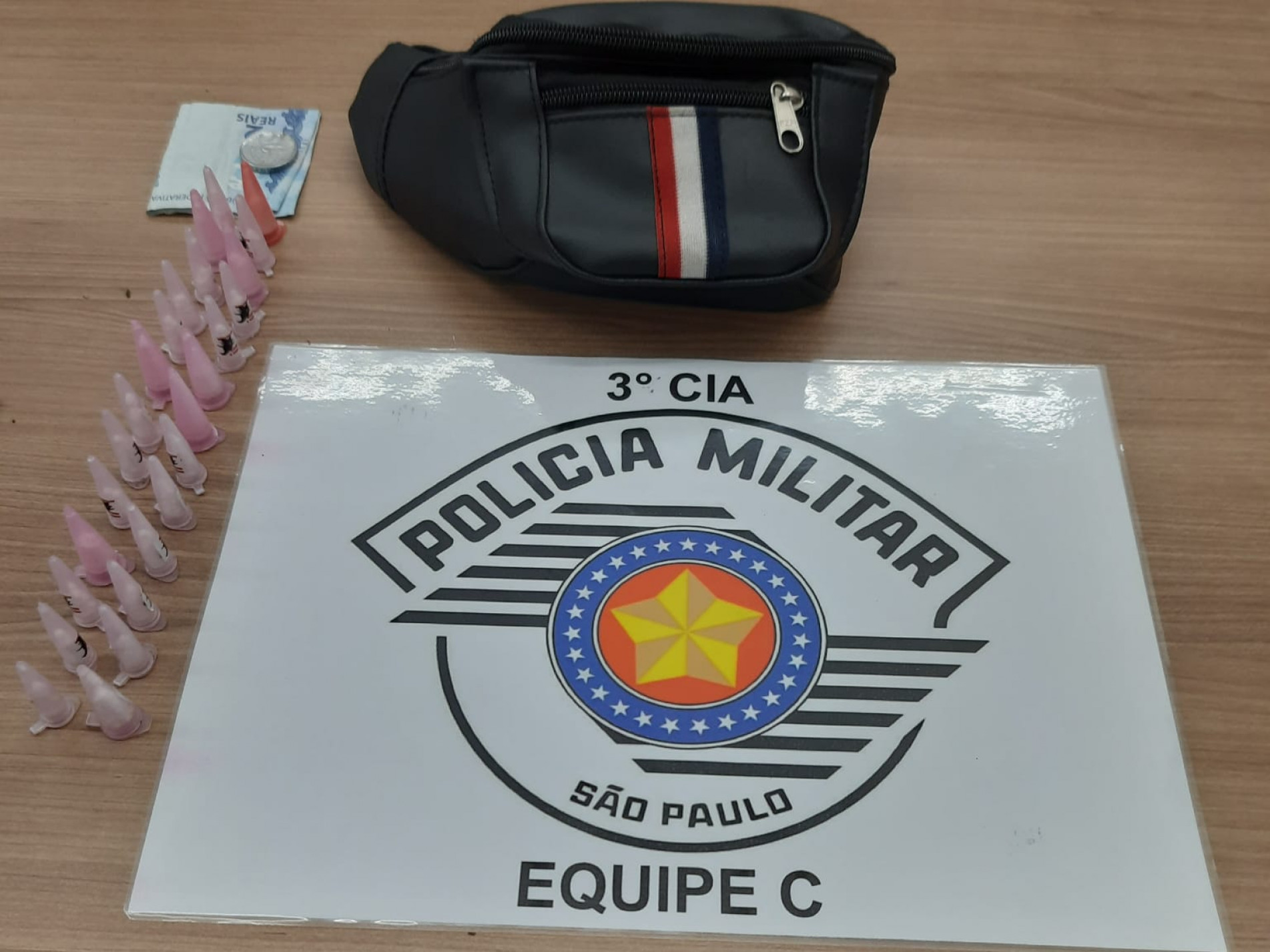 Policiais encontraram 26 pinos de cocaína com a adolescente. Ela admitiu que vende drogas no Centro de Sorocaba desde dezembro de 2022