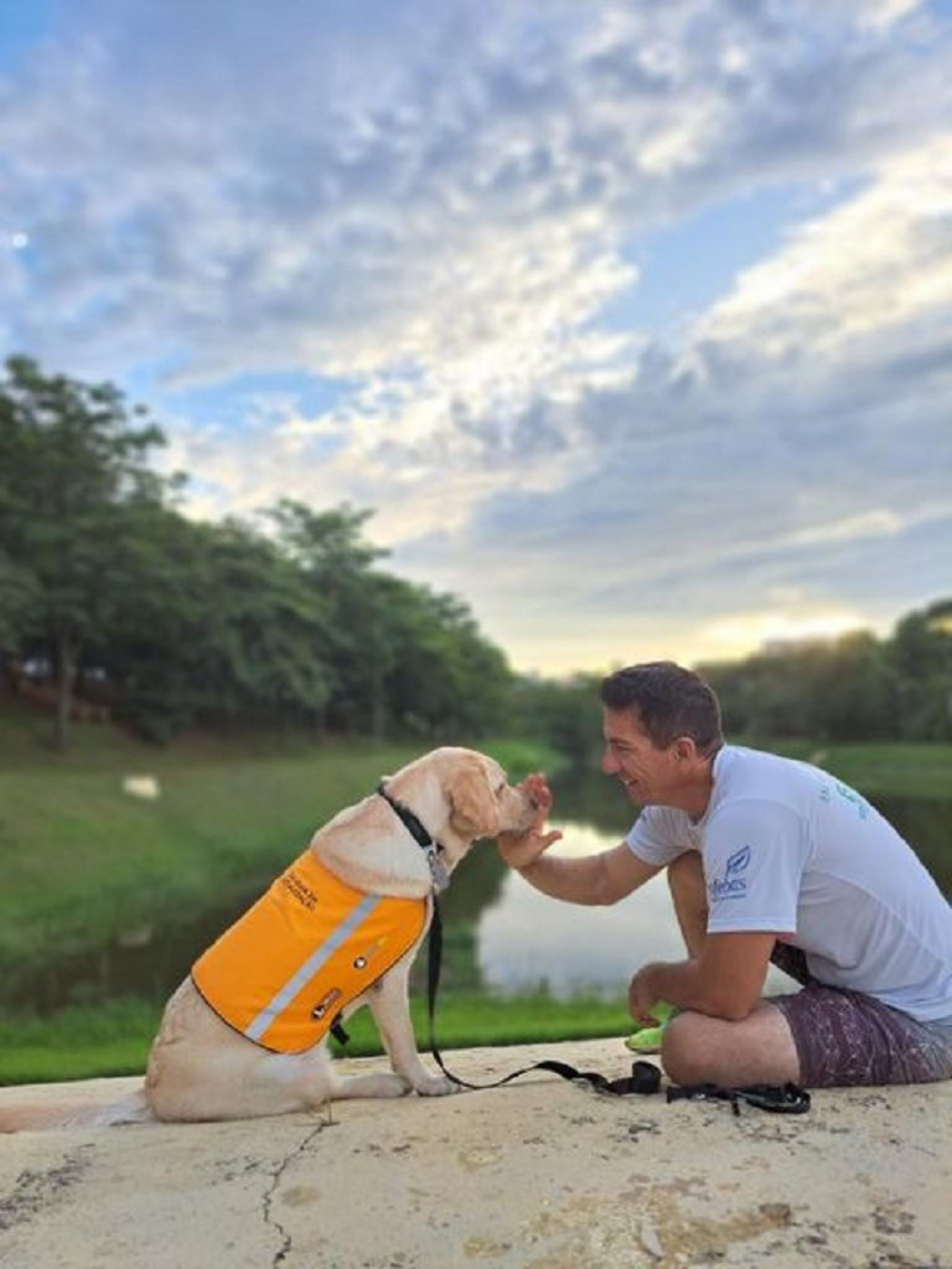 O Celsinho e a Cristal fizeram até pose para sair bem na fita. Ela está se preparando para ser cão-guia. Sucesso, Cristal.