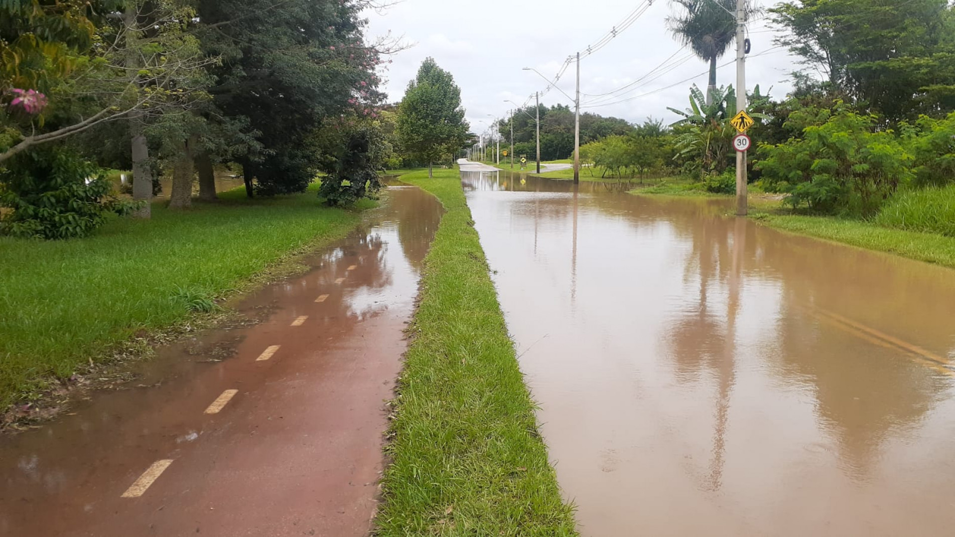 rio Sorocaba transbordou na manh&atilde; desta segunda-feira (30)