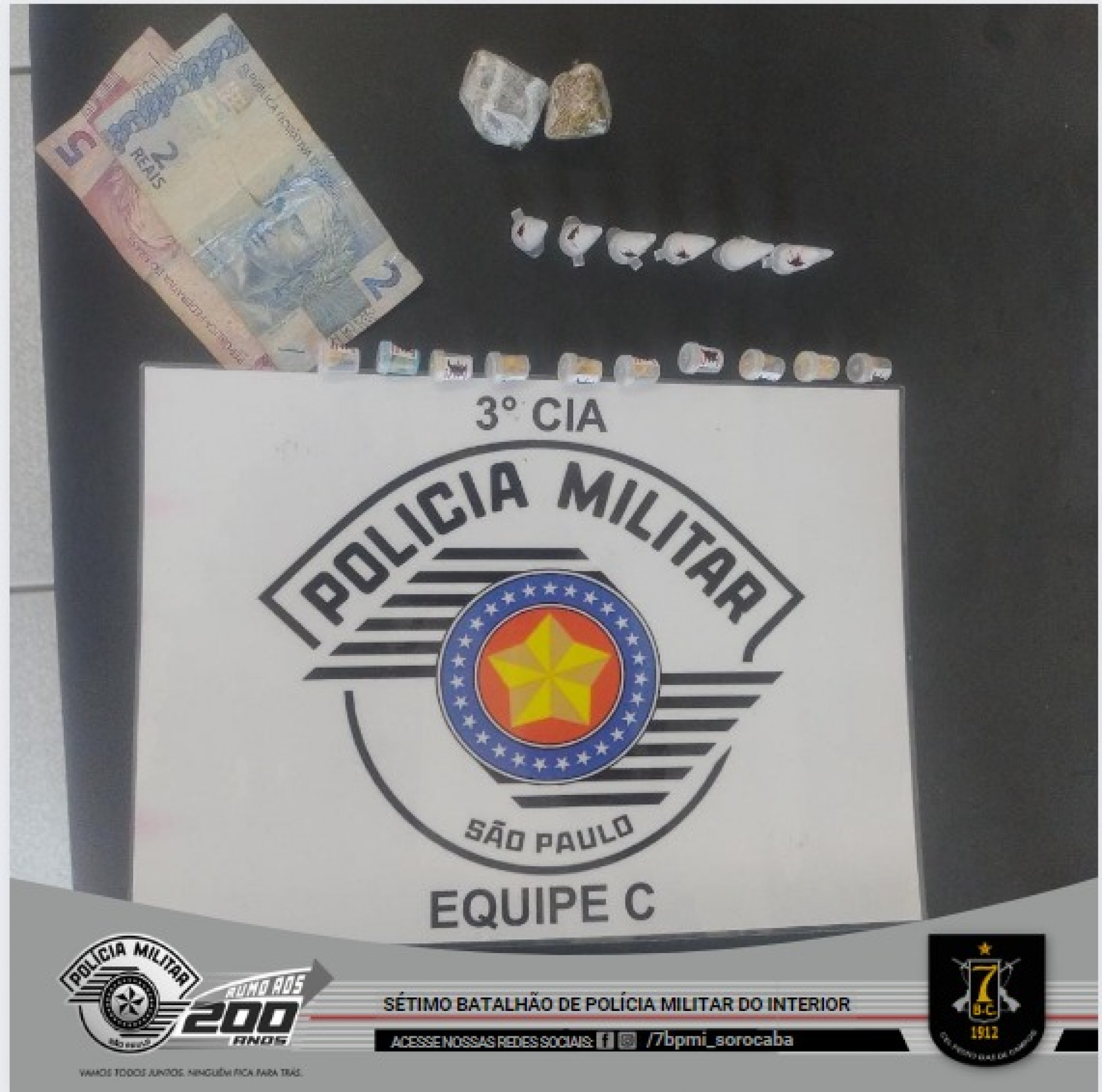 PM encontrou na pochete do adolescente seis pinos de cocaína, dez microtubos de crack, duas porções de maconha e R$ 7 reais