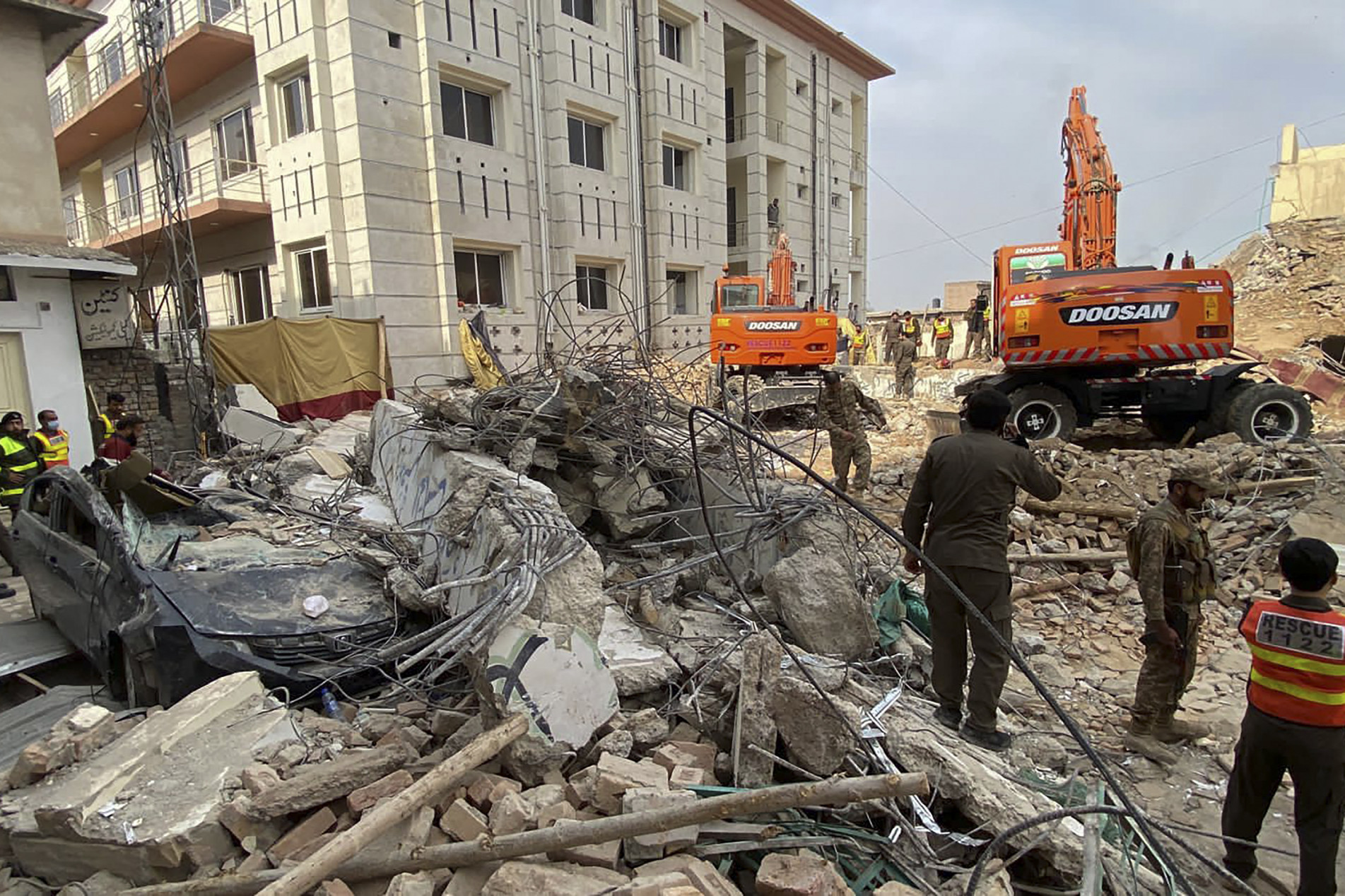  Authorities use heavy machinery to clear the rubble and search for victims a day after a suicide blast at a mosque inside the police headquarters in Peshawar on January 31, 2023. - At least 95 people, mostly policemen, were killed in a suicide blast at a mosque inside a police headquarters in northwest Pakistan. (Photo by Maaz ALI / AFP)
