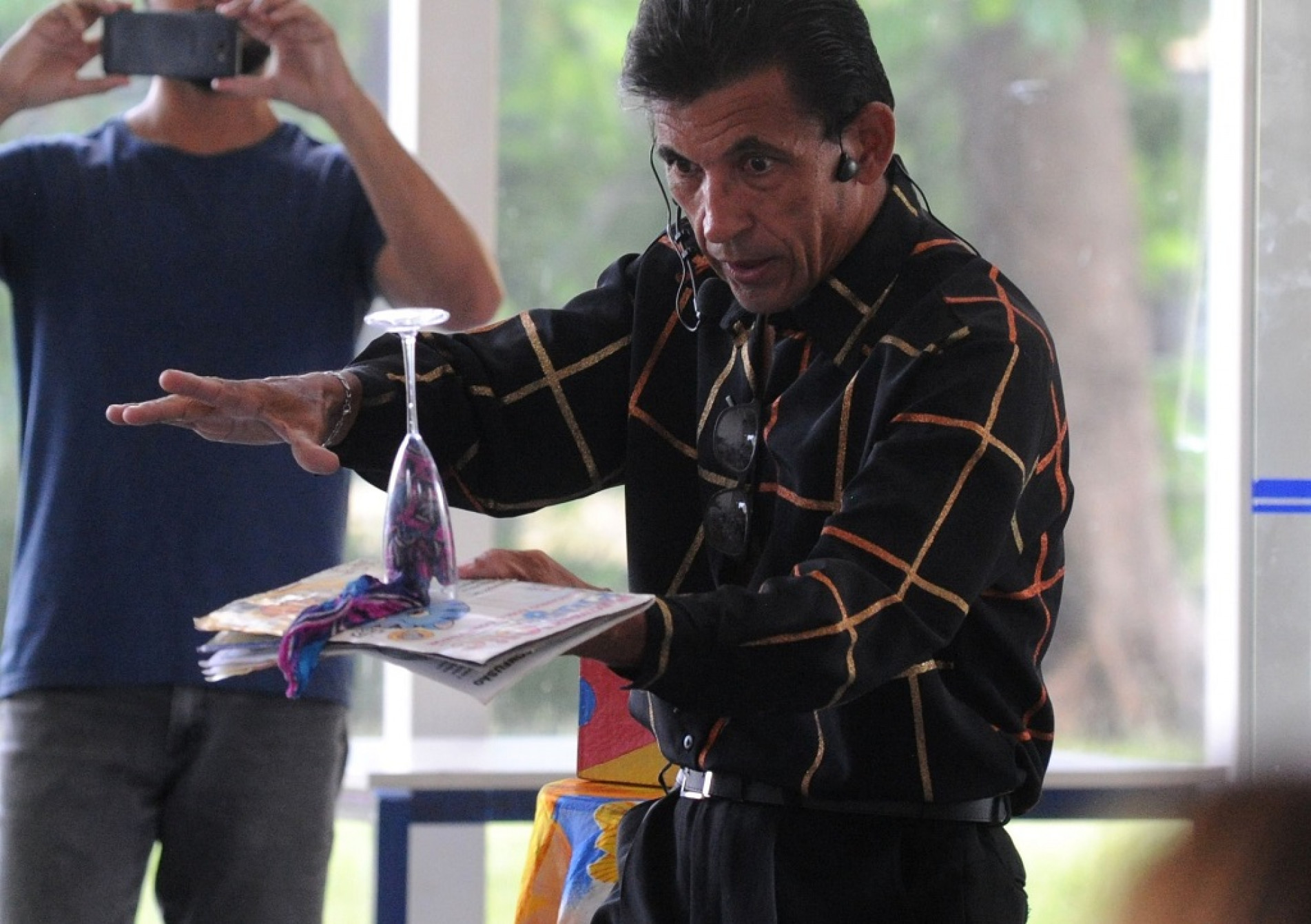 Augusto Torrine é mágico há 40 anos, e vê o dia 31 como um segundo aniversário
