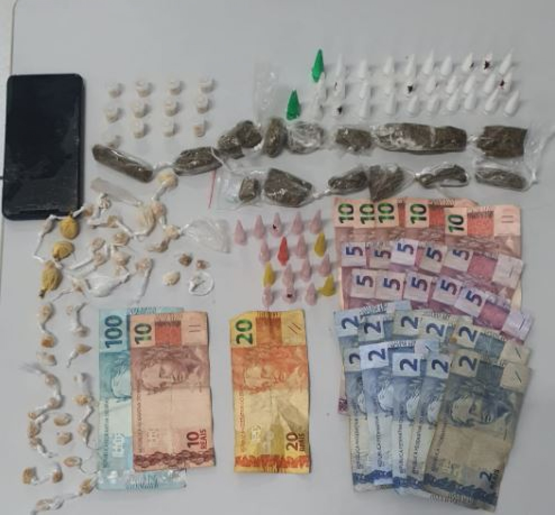 Policiais encontraram os entorpecentes com os adolescentes 