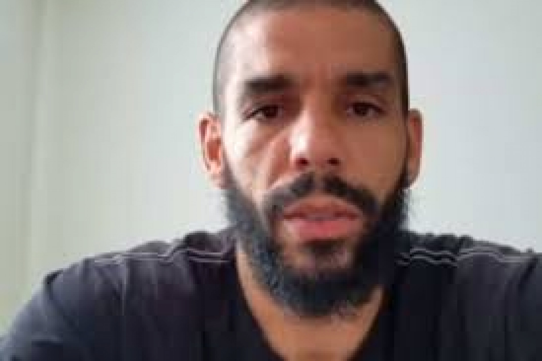 Wallace gravou vídeo se desculpando
