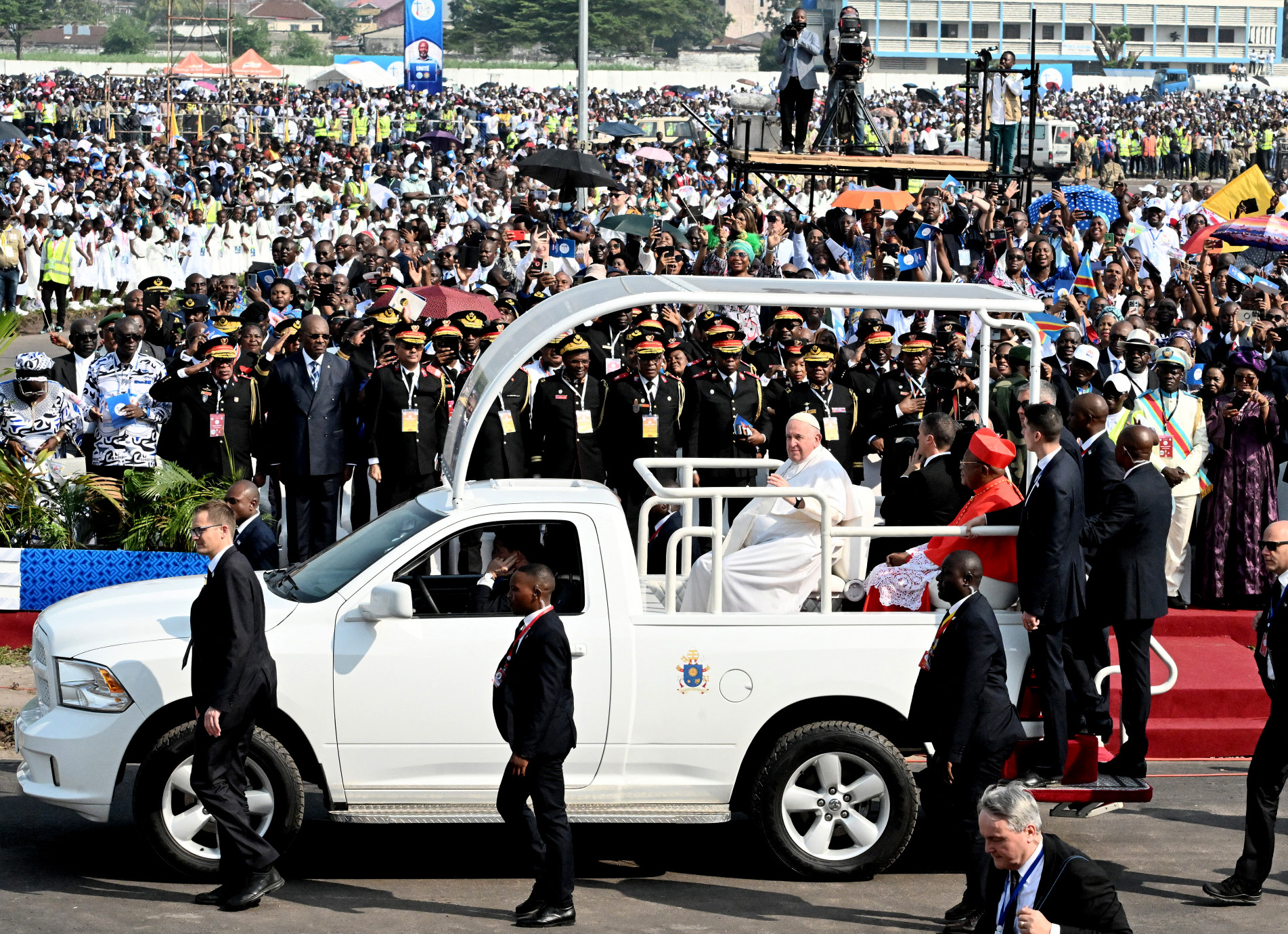  Pope Francis (C) arrives by popemobile for the mass at the N'Dolo Airport in Kinshasa, Democratic Republic of Congo (DRC), on February 1, 2023. (Photo by Tiziana FABI / AFP)
