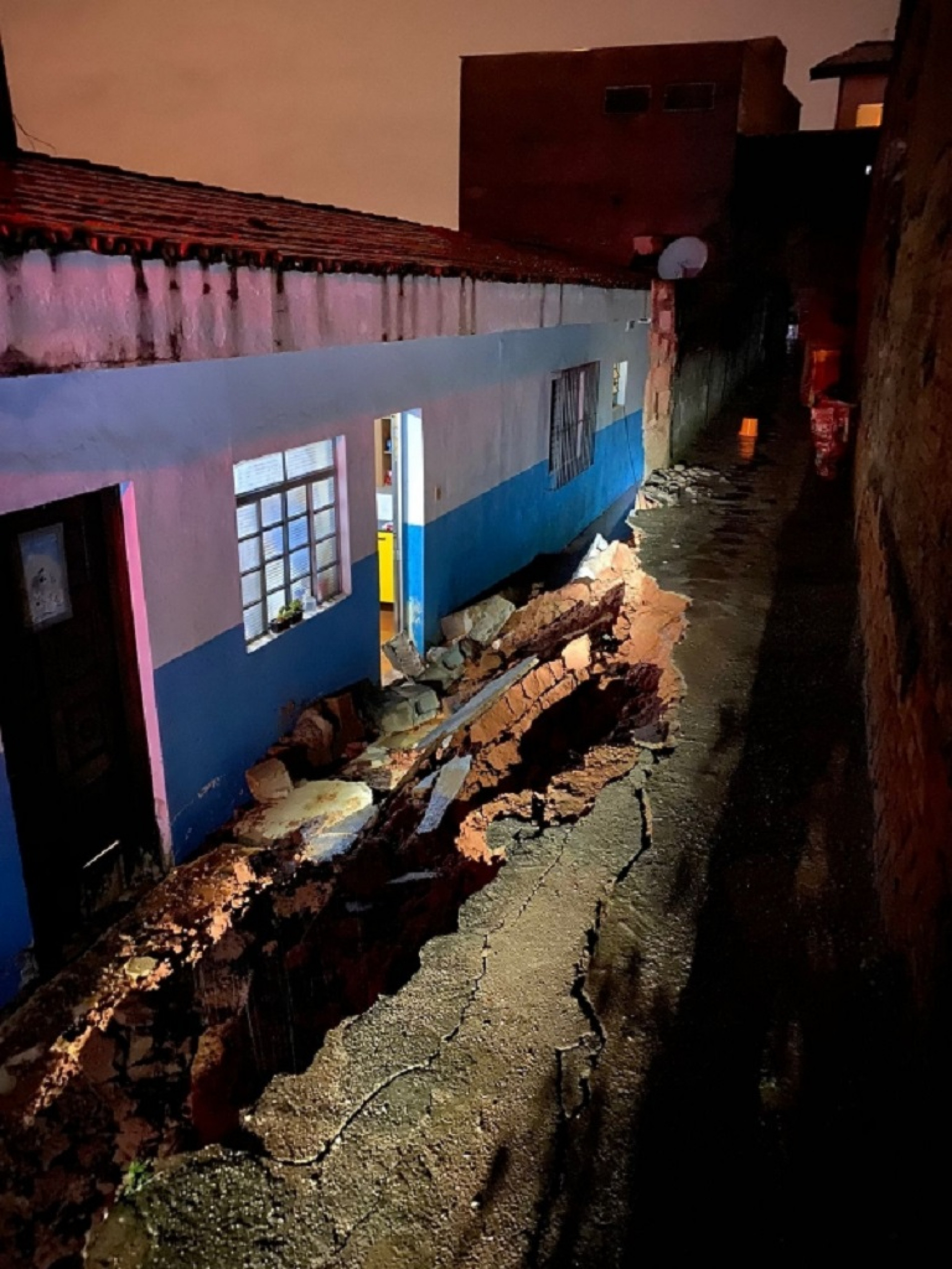 Residência foi interditada em Votorantim, após desabamento de muro e de parte do telhado