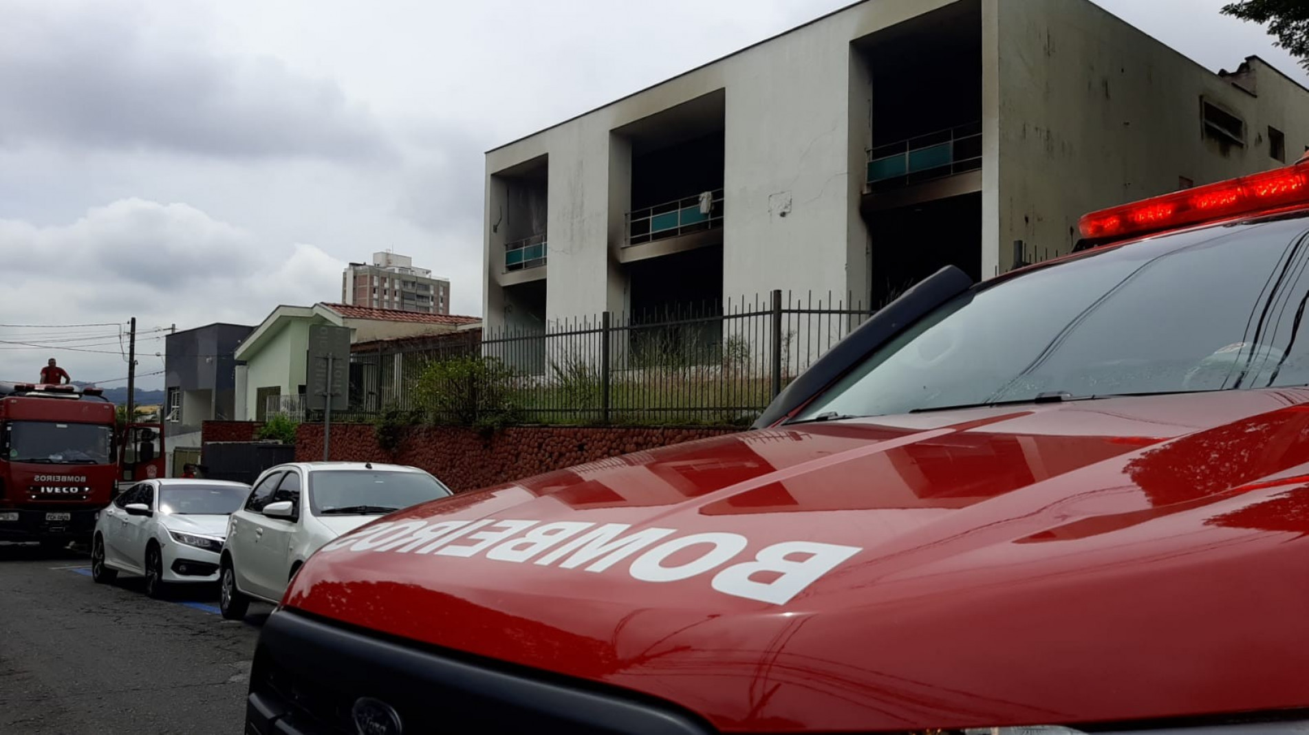 Incêndio atinge casa abandonada no Jardim Vergueiro em Sorocaba