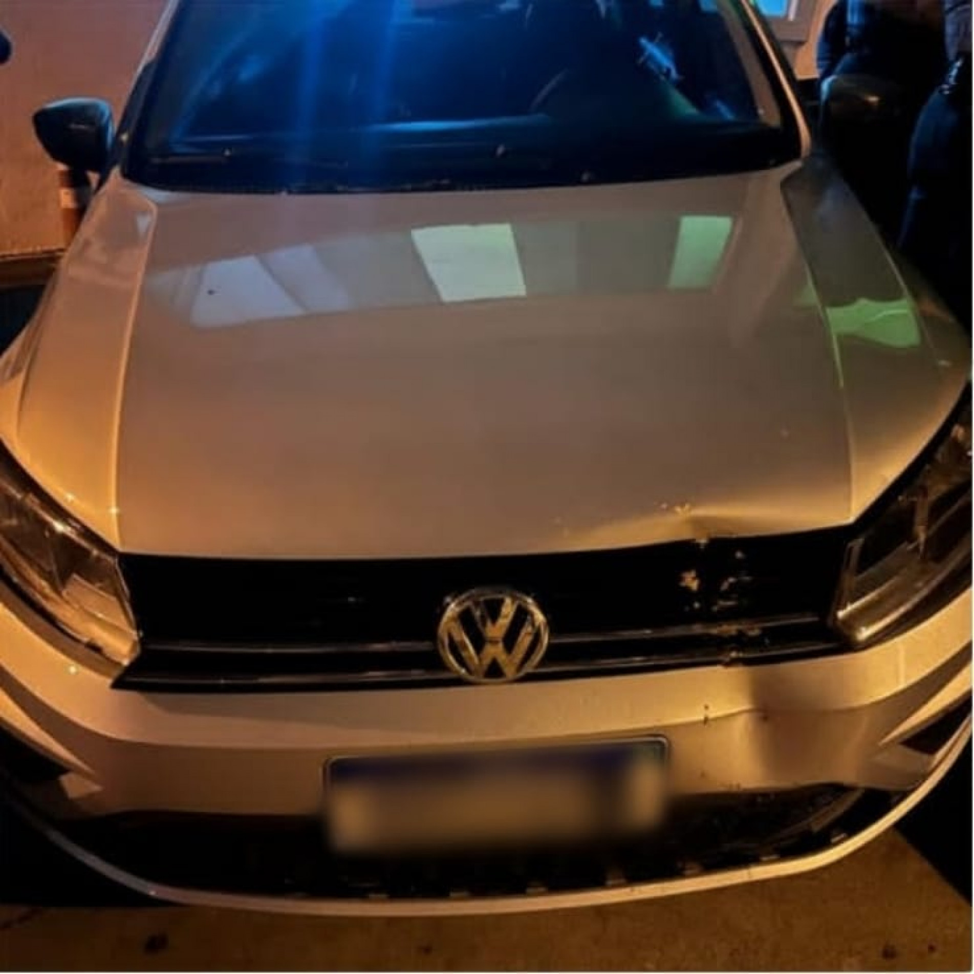 Durante a fuga, o grupo, que estava em um Volkswagen Voyage roubado, bateu o automóvel em uma árvore 