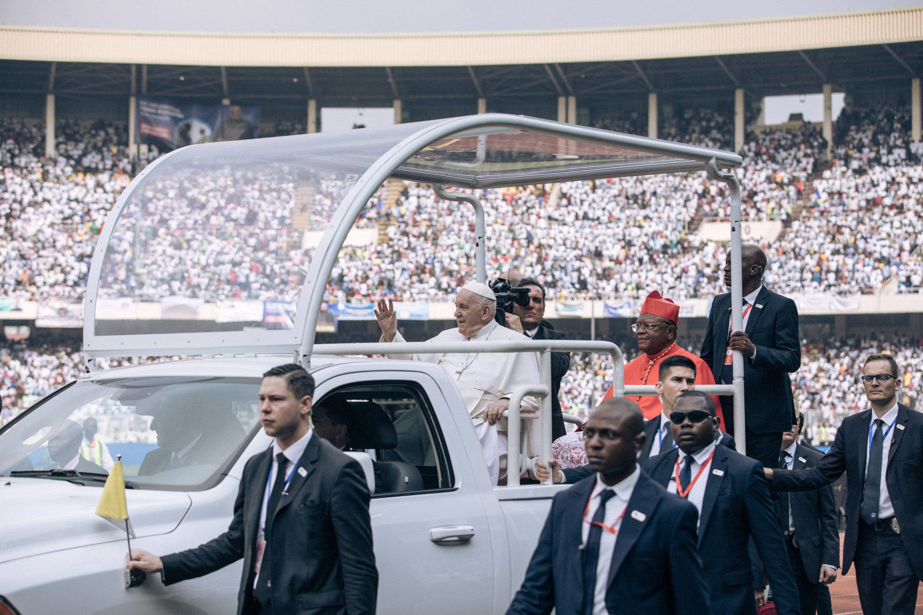  Pope Francis (C) waves as he arrives by popemobile for a meeting with young people and catechists at Martyrs' Stadium in Kinshasa, Democratic Republic of Congo (DRC), on February 2, 2023. - Pope Francis is set to address thousands of youngsters in Democratic Republic of Congo on February 2, 2023 after holding an open-air mass that drew an estimated million faithful, as he pursues a landmark trip to central Africa. (Photo by ALEXIS HUGUET / AFP)