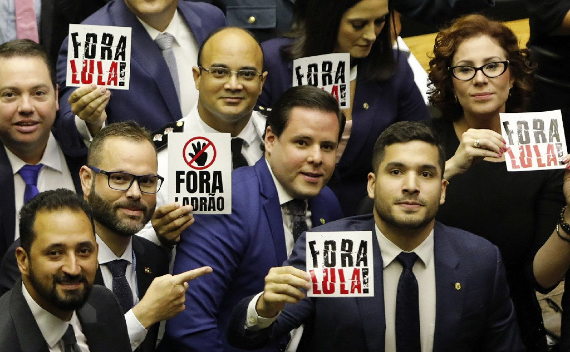 Deputados da oposição fizeram muito barulho no plenário do Congresso durante a posse dos parlamentares eleitos