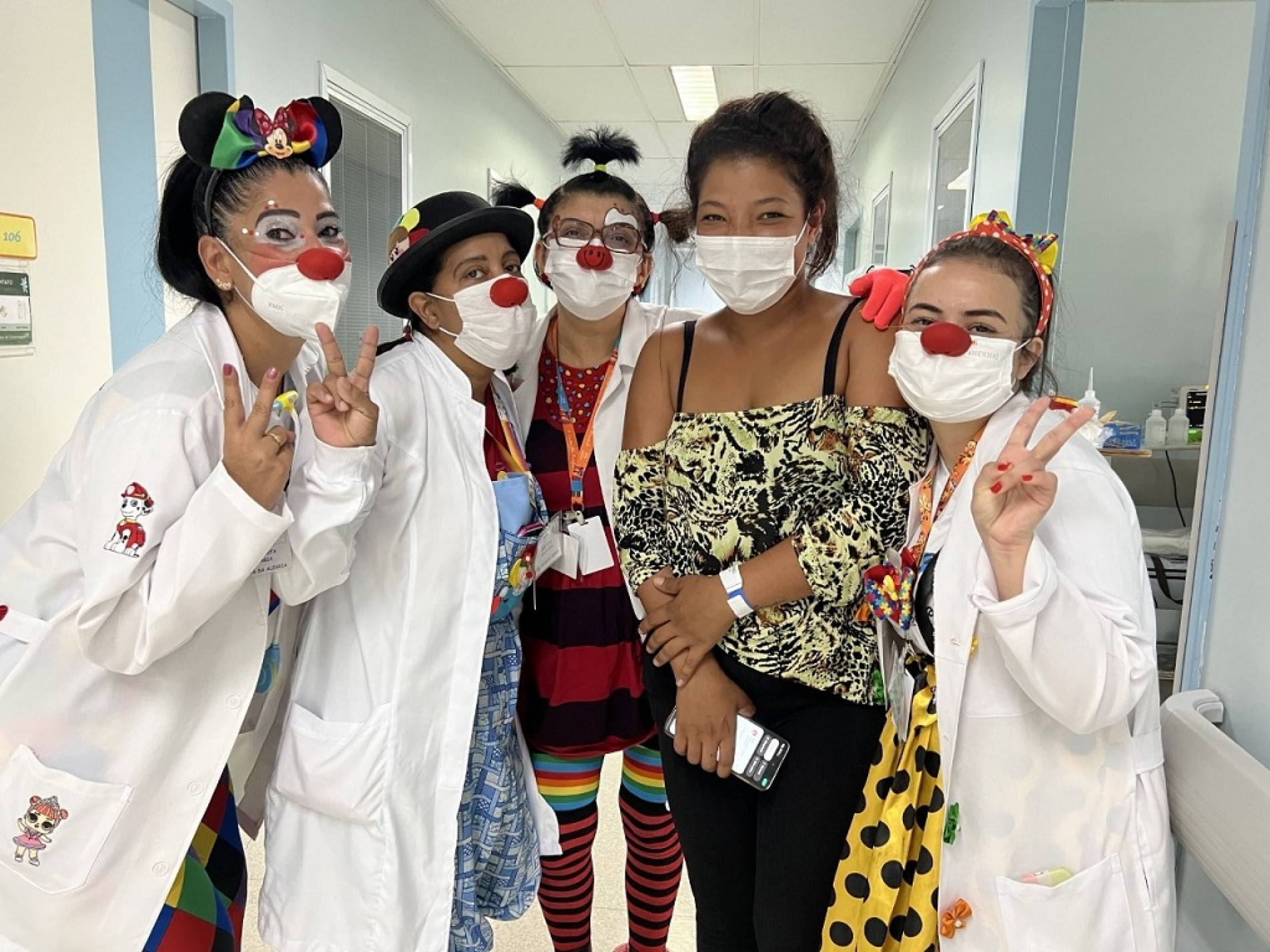 Profissionais de várias áreas dispostos a animar pacientes em hospitais: é a ONG Cia Anjos da Alegria 