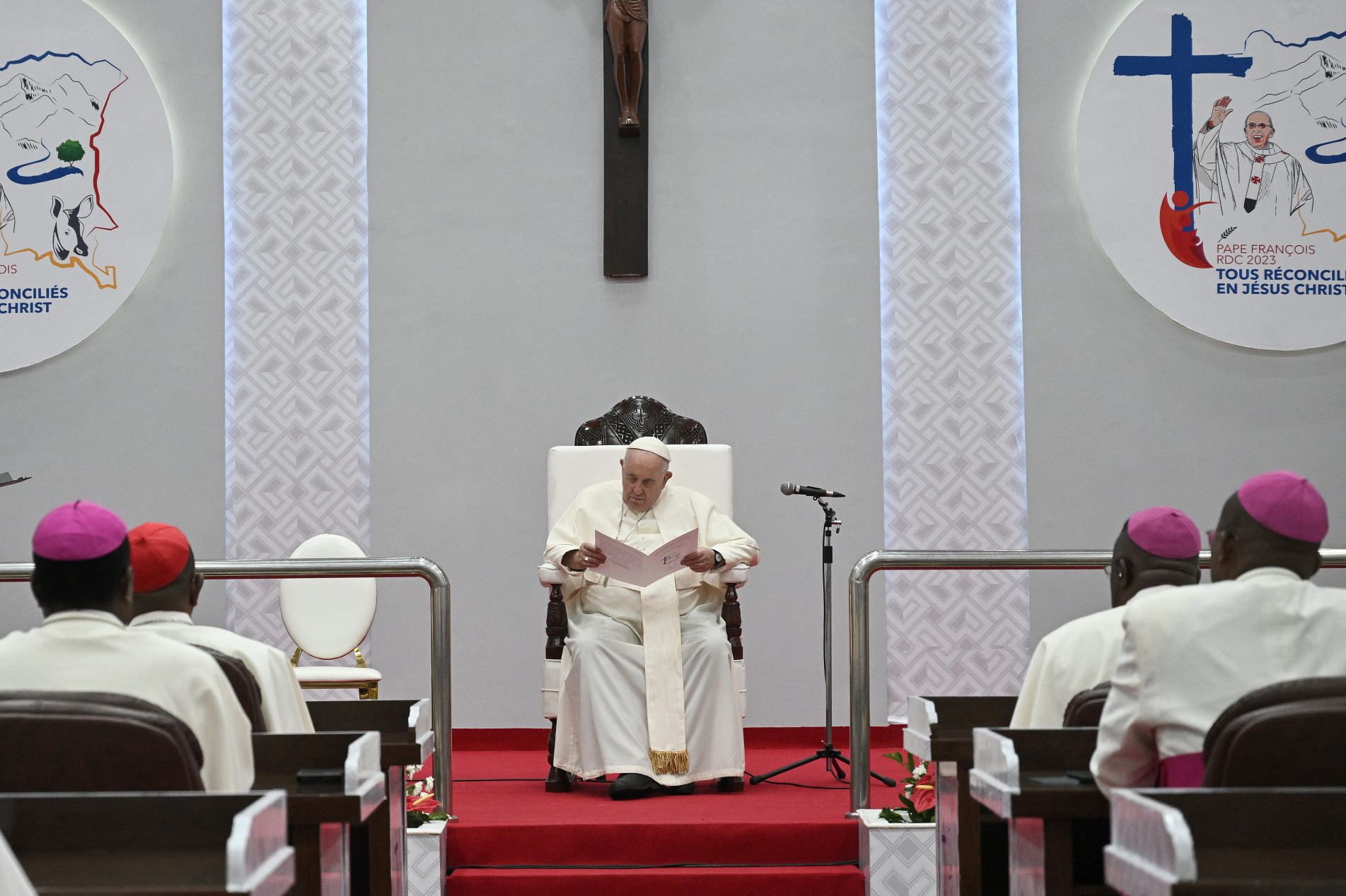  Pope Francis (C) attends a meeting with Bishops at the National Episcopal Conference of Congo (CENCO) in Kinshasa, Democratic Republic of Congo (DRC), on February 3, 2023. - Pope Francis is due to wind up his trip to the Democratic Republic of Congo and arrive in South Sudan on February 3, 2023 on a three-day visit to promote peace and reconciliation in a country still bearing the scars of civil war. (Photo by Tiziana FABI / AFP)