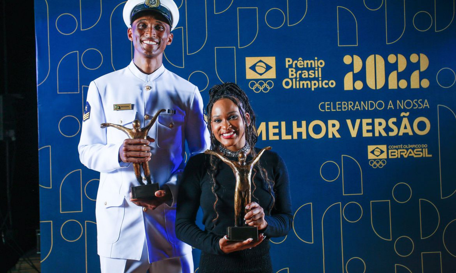  Na foto Rebeca Andrade e Alison dos Santos recebem o prêmio de Melhor Atleta do Ano 