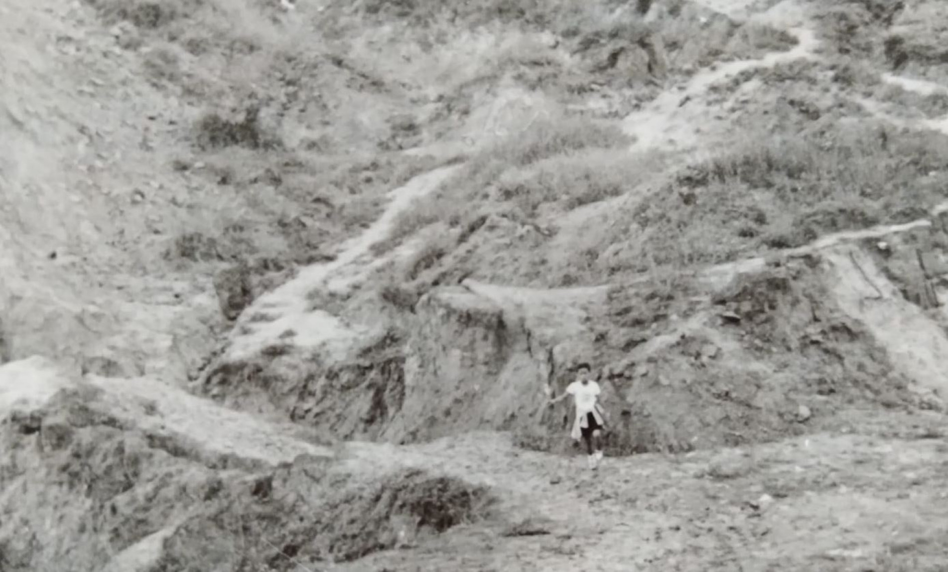 Foto da época mostra o caminho em que a água passou deixando montanhas de lama