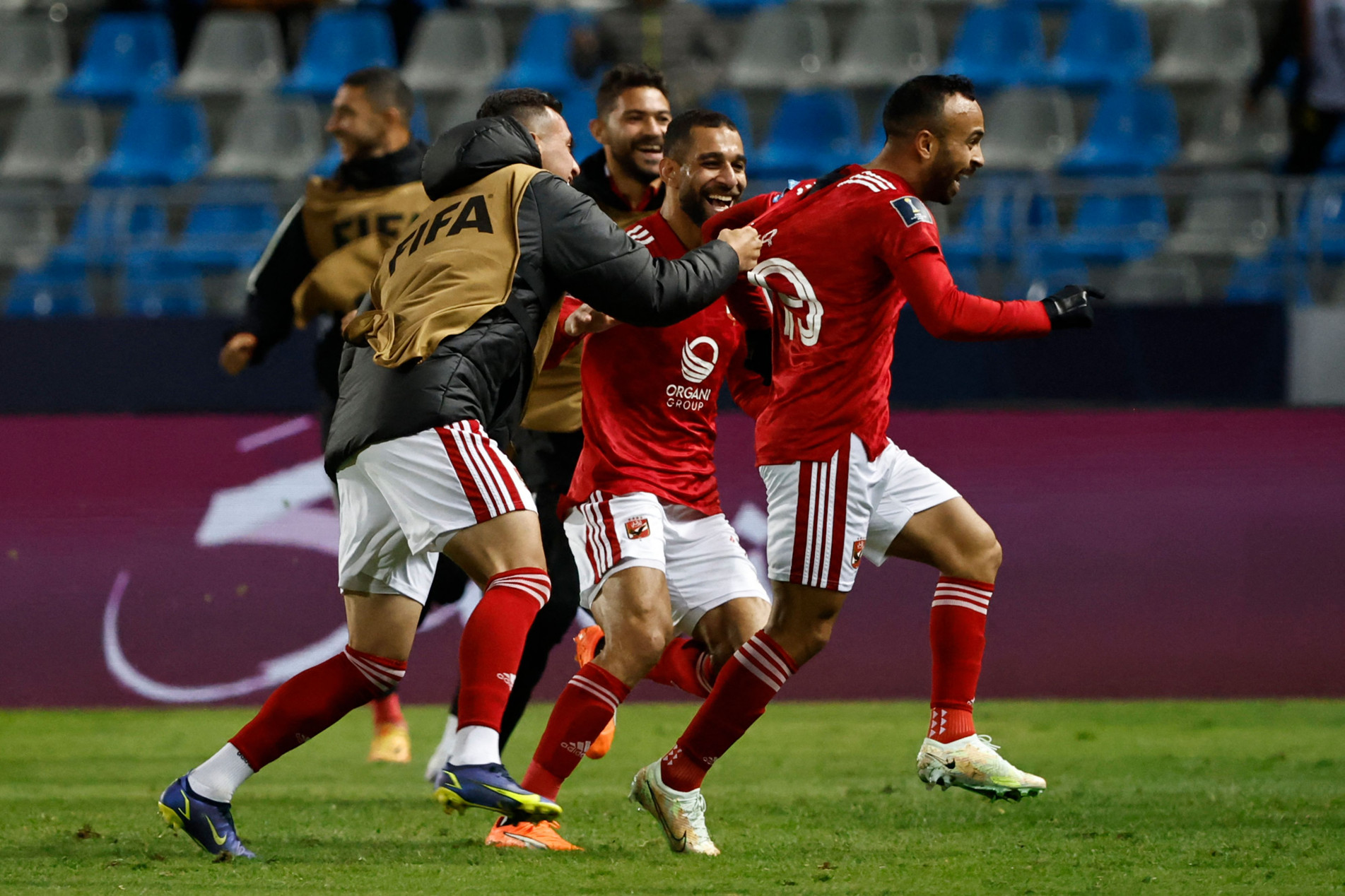 Jogadores do Al-Ahly, do Egito, comemoram o gol salvador