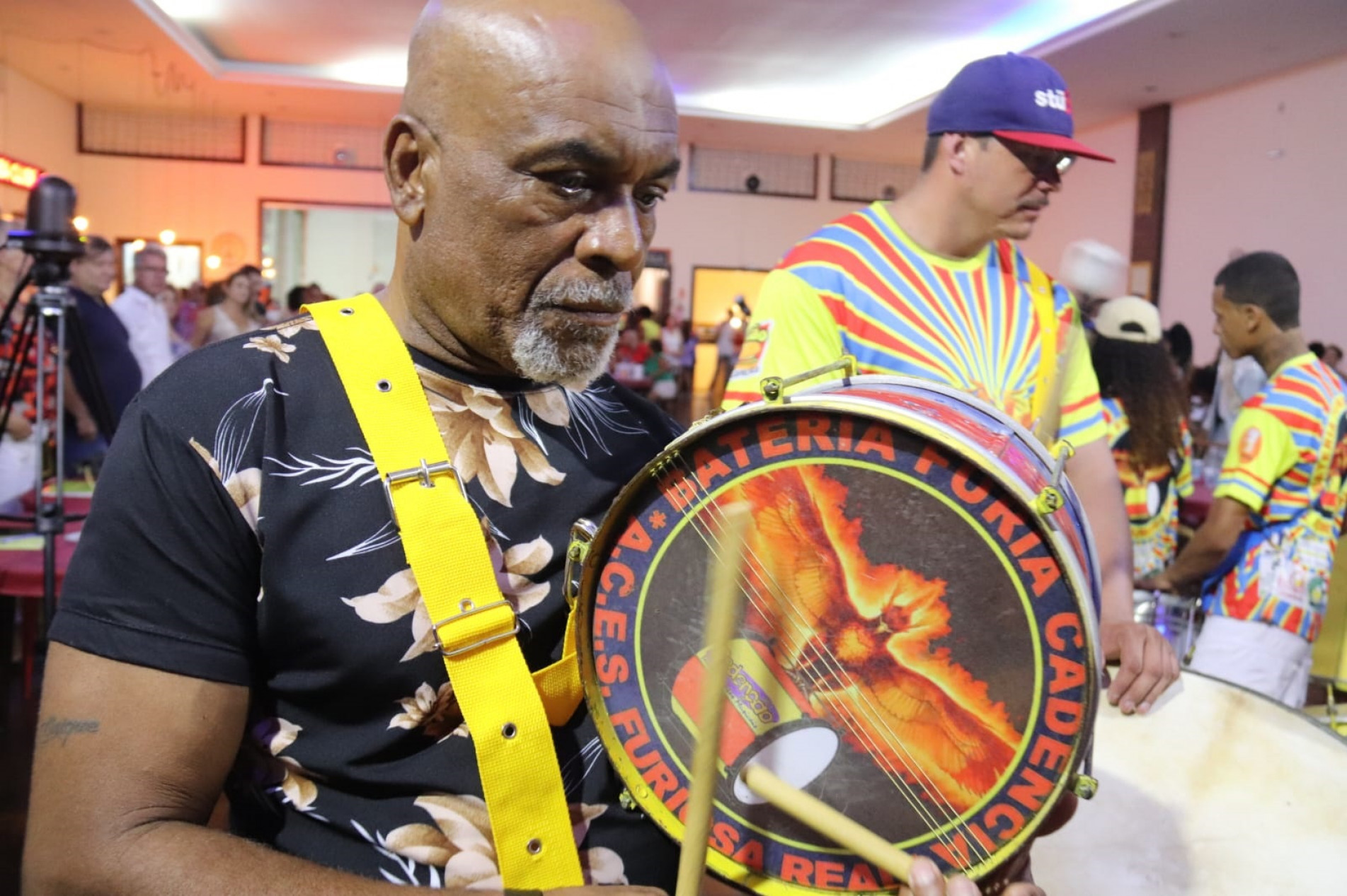 Som da bateria atrai o folião para a festa. Quem gosta do Carnaval não fica parado
