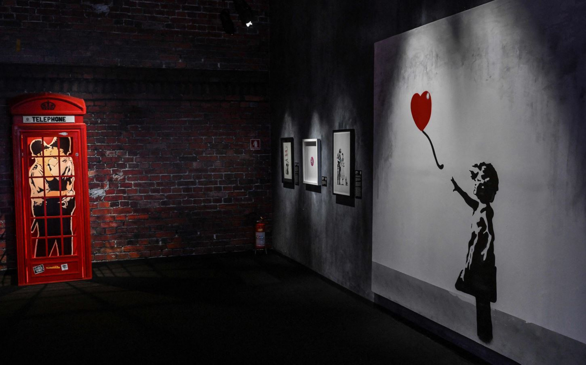 Espaços reproduzem obras mais famosa do artista que nunca revelou sua identidade