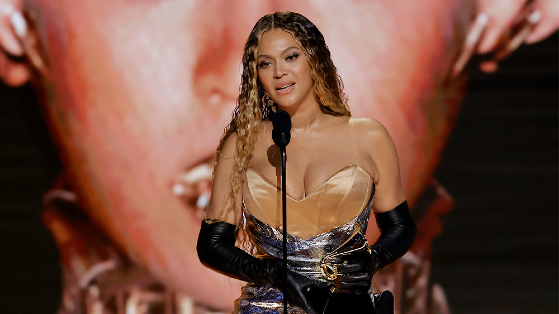 Beyoncé se emocionou ao receber o troféu de melhor álbum de dance/eletrônica, por Renaissance