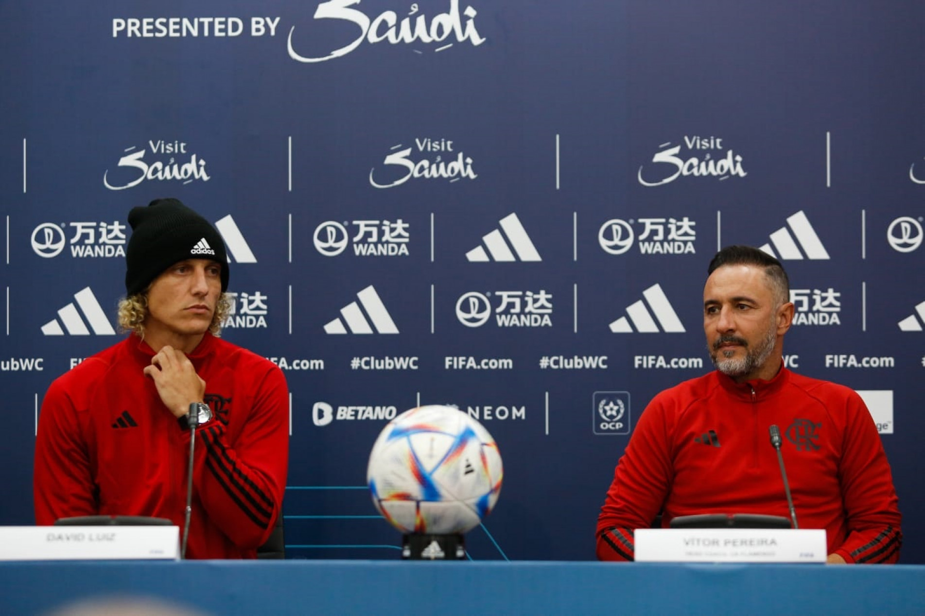 David Luiz e Vítor Pereira concederam entrevista ontem
