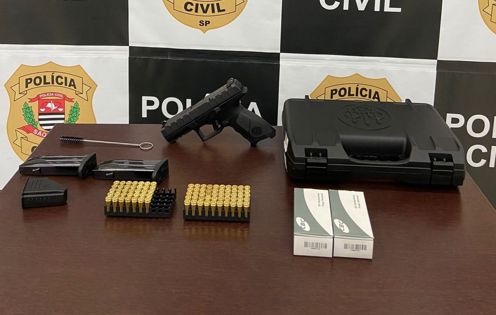 Na casa do homem, os policiais apreenderam uma pistola 9 milímetros, munições e carregadores 