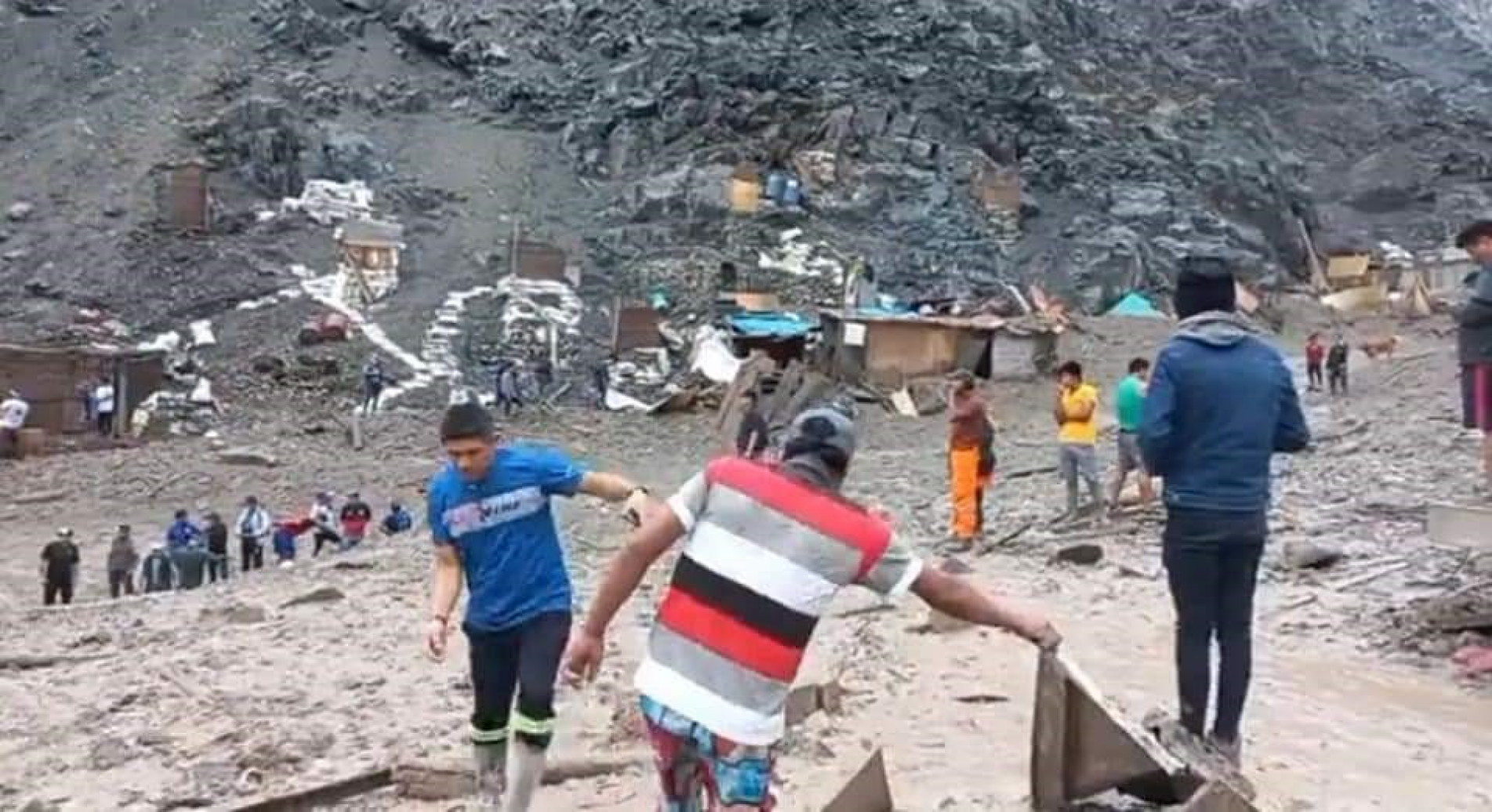 Deslizamentos de terra deixam mortos no Peru 