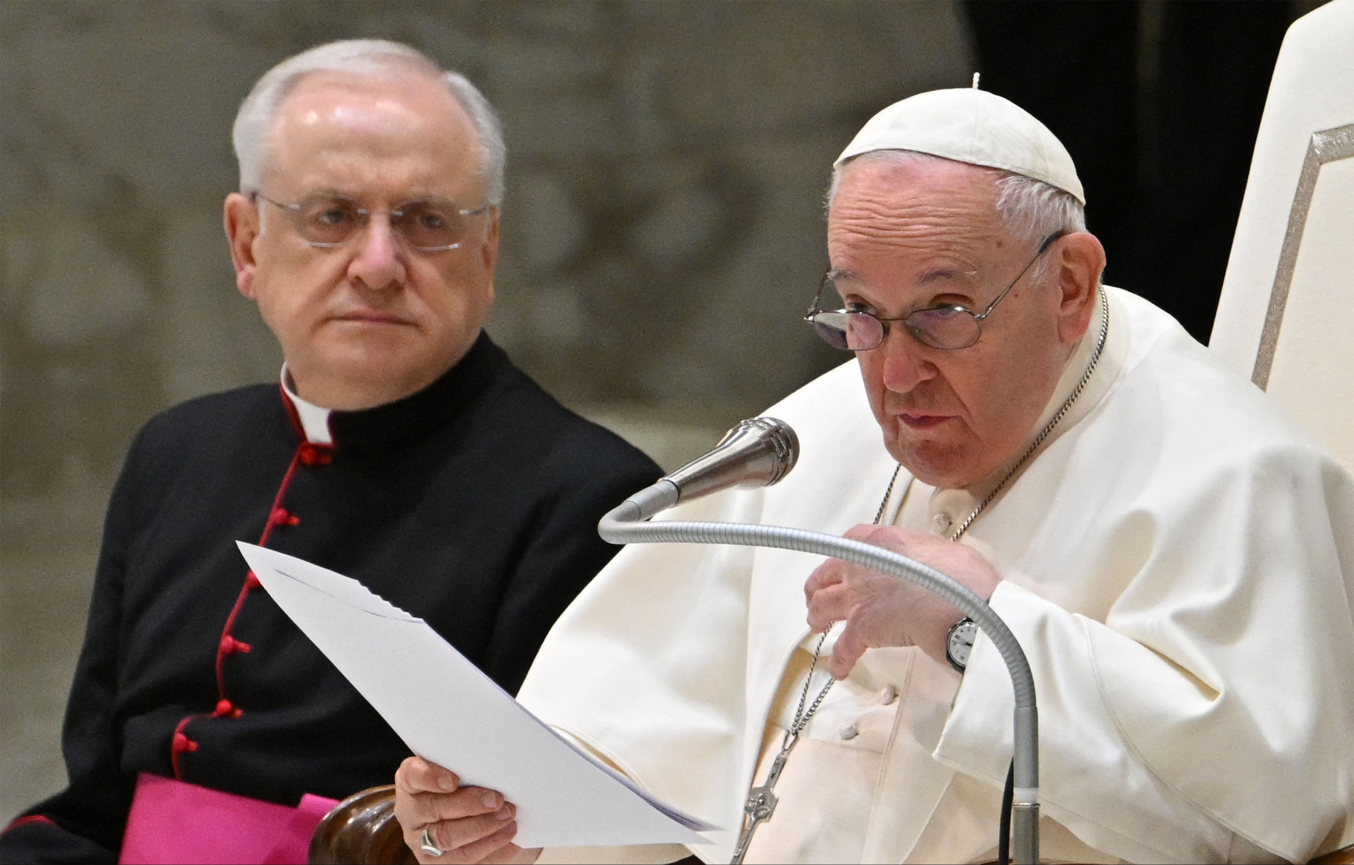  Pope Francis, assisted by Prefect of the Pontifical House, Monsignor Leonardo Sapienza (L), speaks during the weekly general audience on February 8, 2023 at Paul-VI hall in The Vatican. (Photo by Alberto PIZZOLI / AFP)