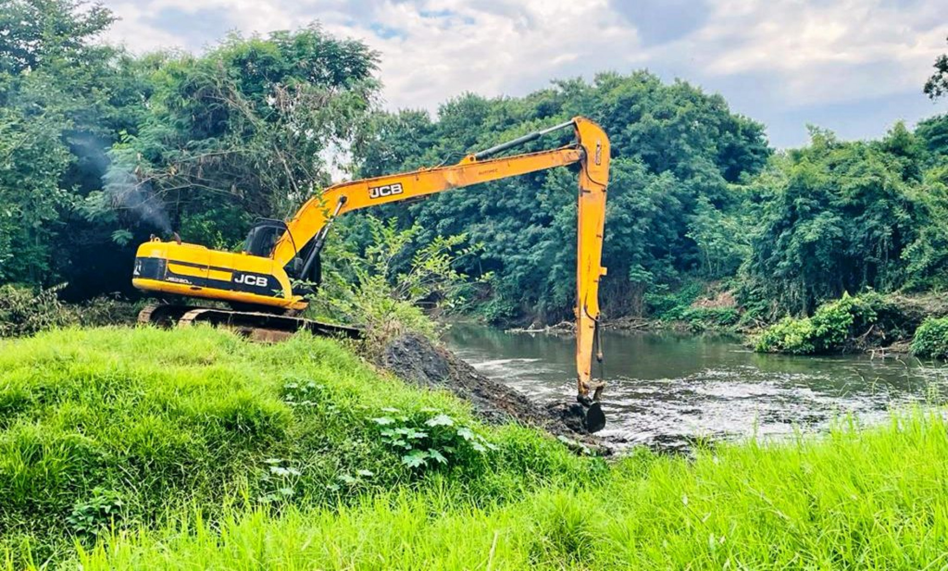 Obras de desassoreamento do rio Sorocaba já retiraram 50 mil metros cúbicos de materiais que provocavam transbordamentos