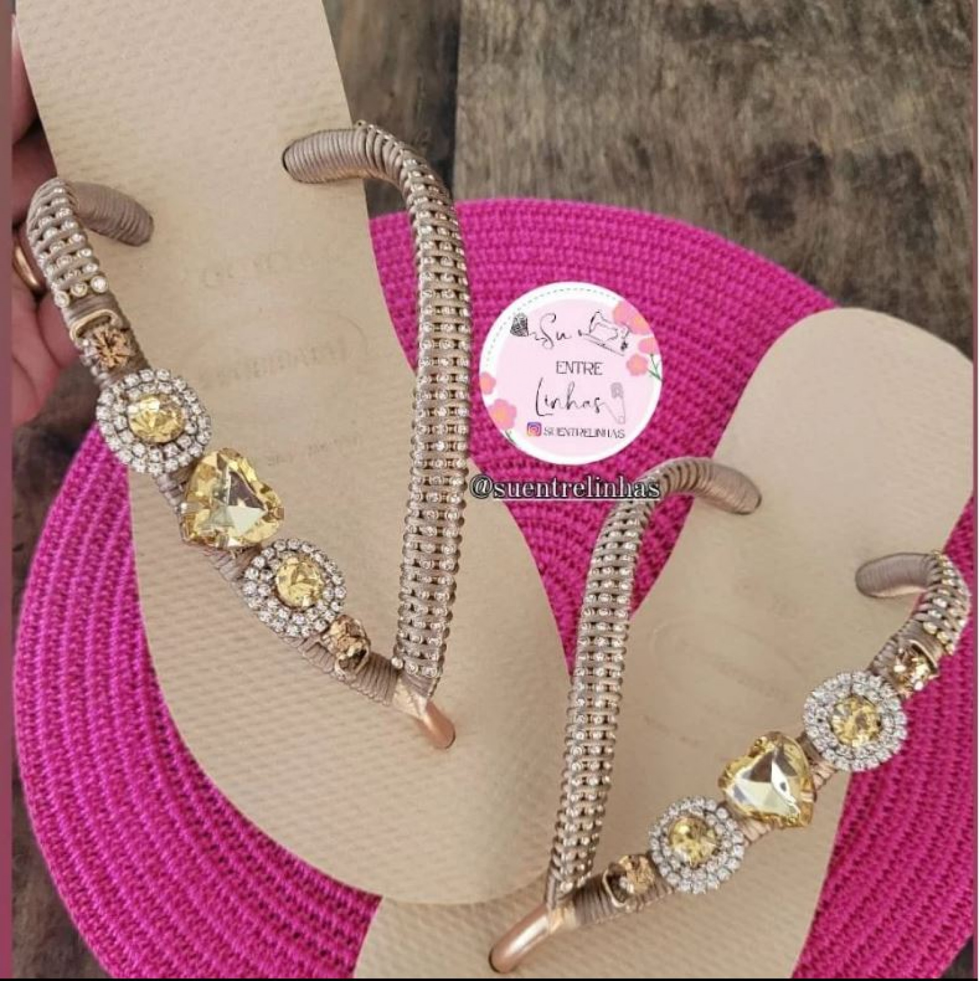 Chinelos vendidos por R$ 140 na 