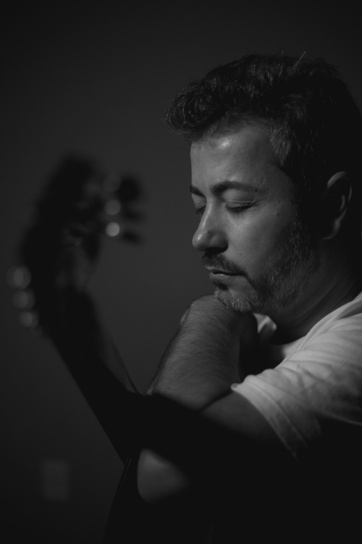 Cantor e compositor transita entre vários gêneros musicais