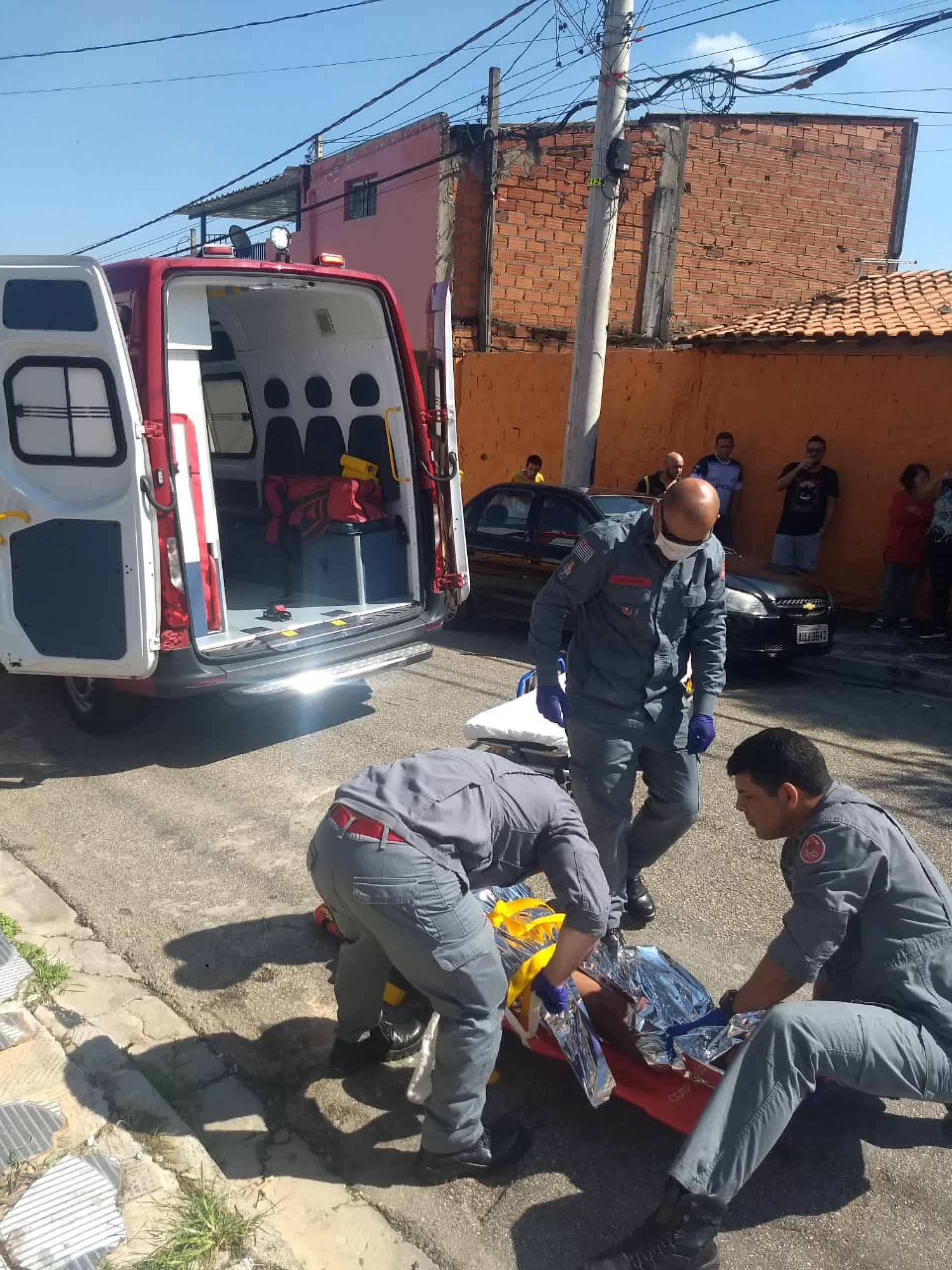 Equipes do Corpo de Bombeiros prestaram atendimento às vítimas