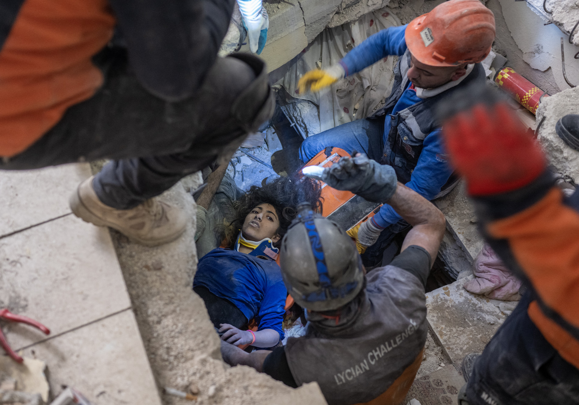  Emergency personnel conduct a rescue operation to save 16-year-old Melda from the rubble of a collapsed building in Hatay, southern Turkey, on February 9, 2023, where she has been trapped since a 7.8-magnitude earthquake struck the country's south-east. - The combined death toll has risen to over 1,900 for Turkey and Syria after the region's strongest quake in nearly a century on February 6, 2023. Turkey's emergency services said at least 1,121 people died in the 7.8-magnitude earthquake, with another 783 confirmed fatalities in Syria, putting that toll at 1,904. (Photo by BULENT KILIC / AFP)