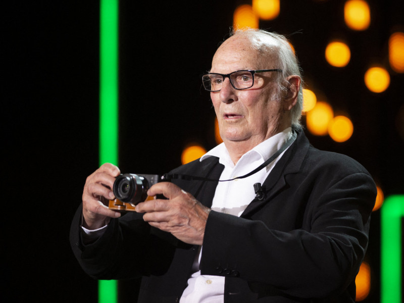  (FILES) In this file photo taken on September 17, 2021 Spanish director Carlos Saura takes part in the opening ceremony of the 69th San Sebastian Film Festival in the northern Spanish Basque city of San Sebastian. - Acclaimed Spanish director Carlos Saura, who hit the global spotlight in the 1960s with his critiques of Franco's dictatorship, died on February 10, 2023 at the age of 91, the Academy of Cinematographic Arts and Sciences of Spain said. (Photo by ANDER GILLENEA / AFP)