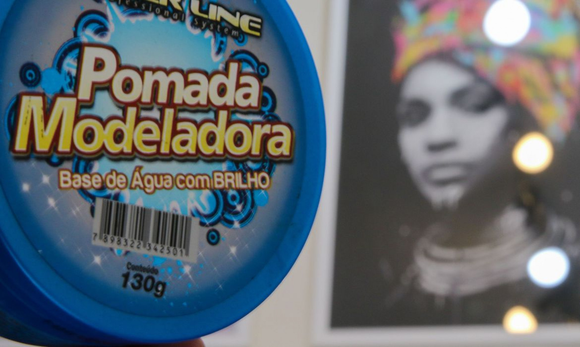 A cabelereira e trocologista Rosi Ribeiro conversa com a Agência Brasil sobre o uso de pomadas capilares e os perigos de alguns cosméticos