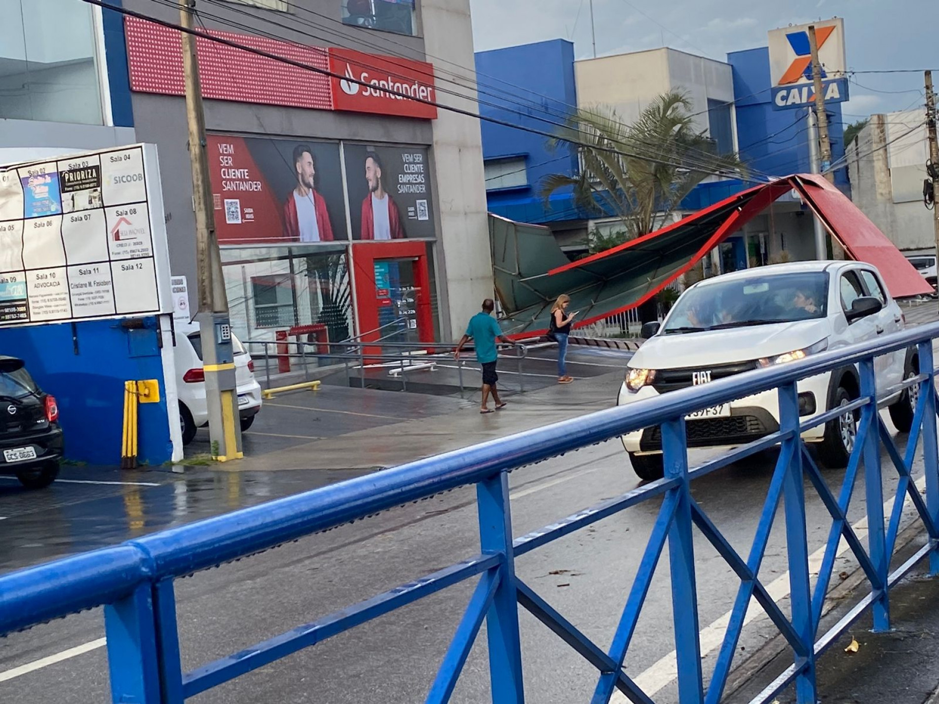 Na avenida São Paulo, o vento e a chuva arrancaram a placa de uma agência bancária 
