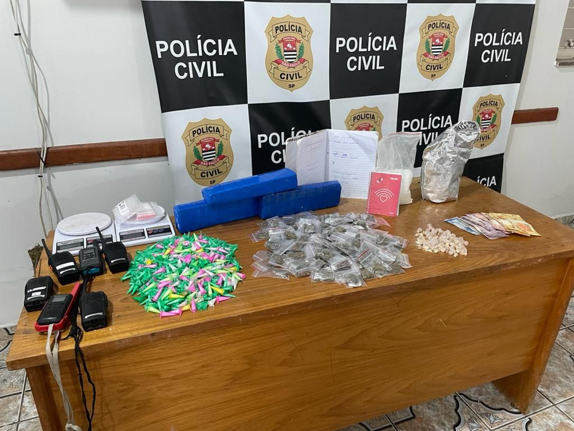 Policiais civis localizaram uma grande quantidade de entorpecentes, além de balanças de precisão e rádios comunicadores