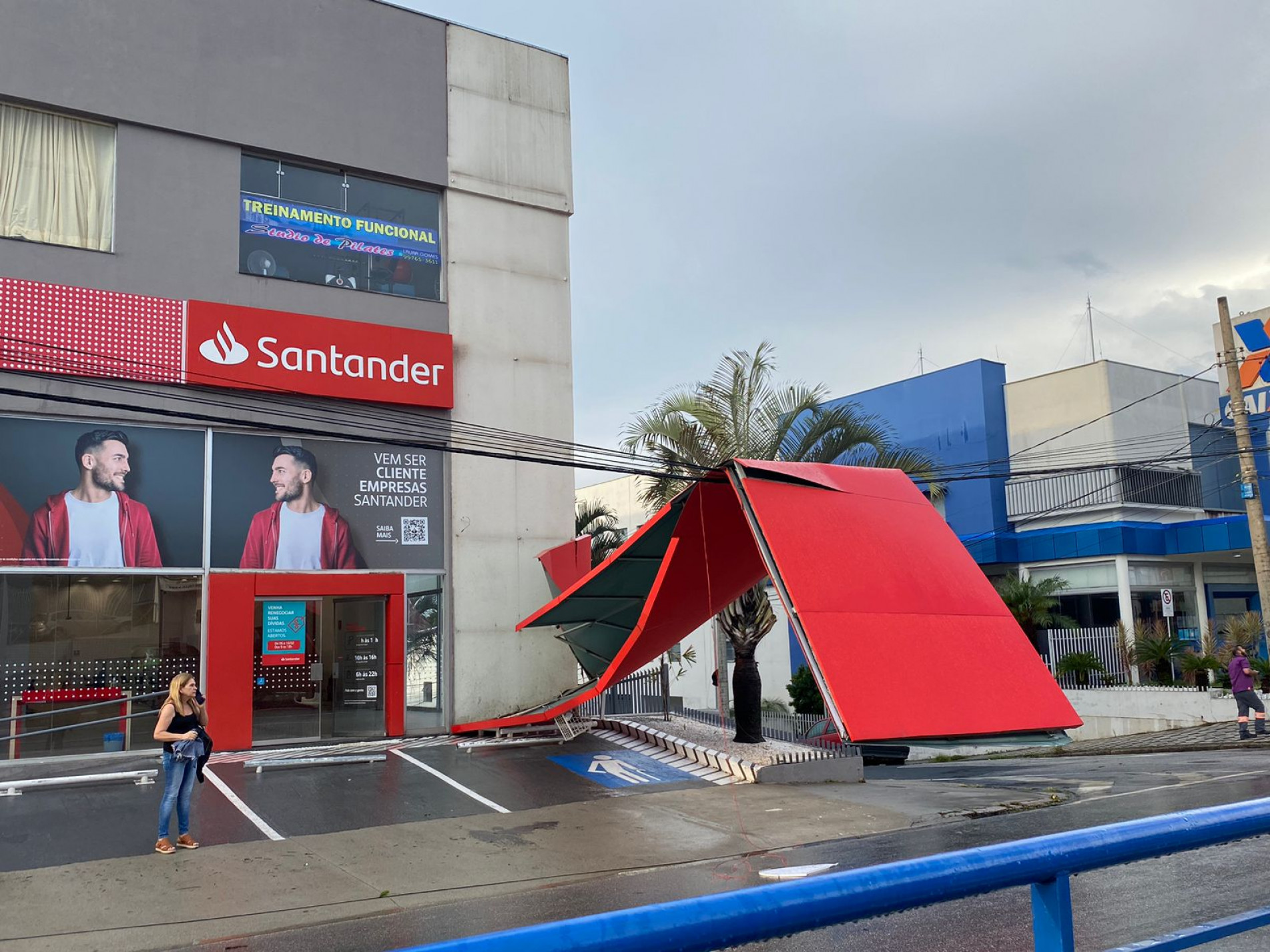 Chuva derruba fachada do bacon Santander em Sorocaba