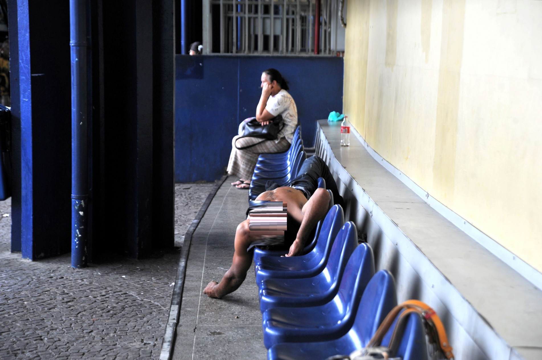 Usuários da Rodoviárias dizem muitas pessoas em situação de rua permanecem dentro e no entorno do prédio o dia inteiro