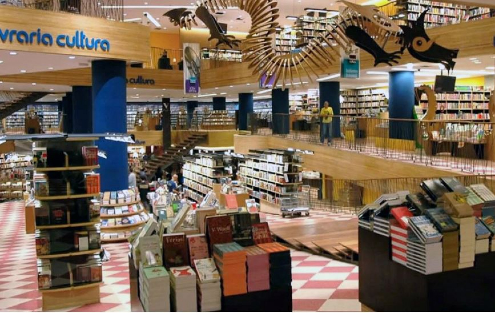 Espa&ccedil;o no Conjunto Nacional, com 3.500 metros quadrados, chegou a ser descrito por Jos&eacute; Saramago como "catedral de livros"