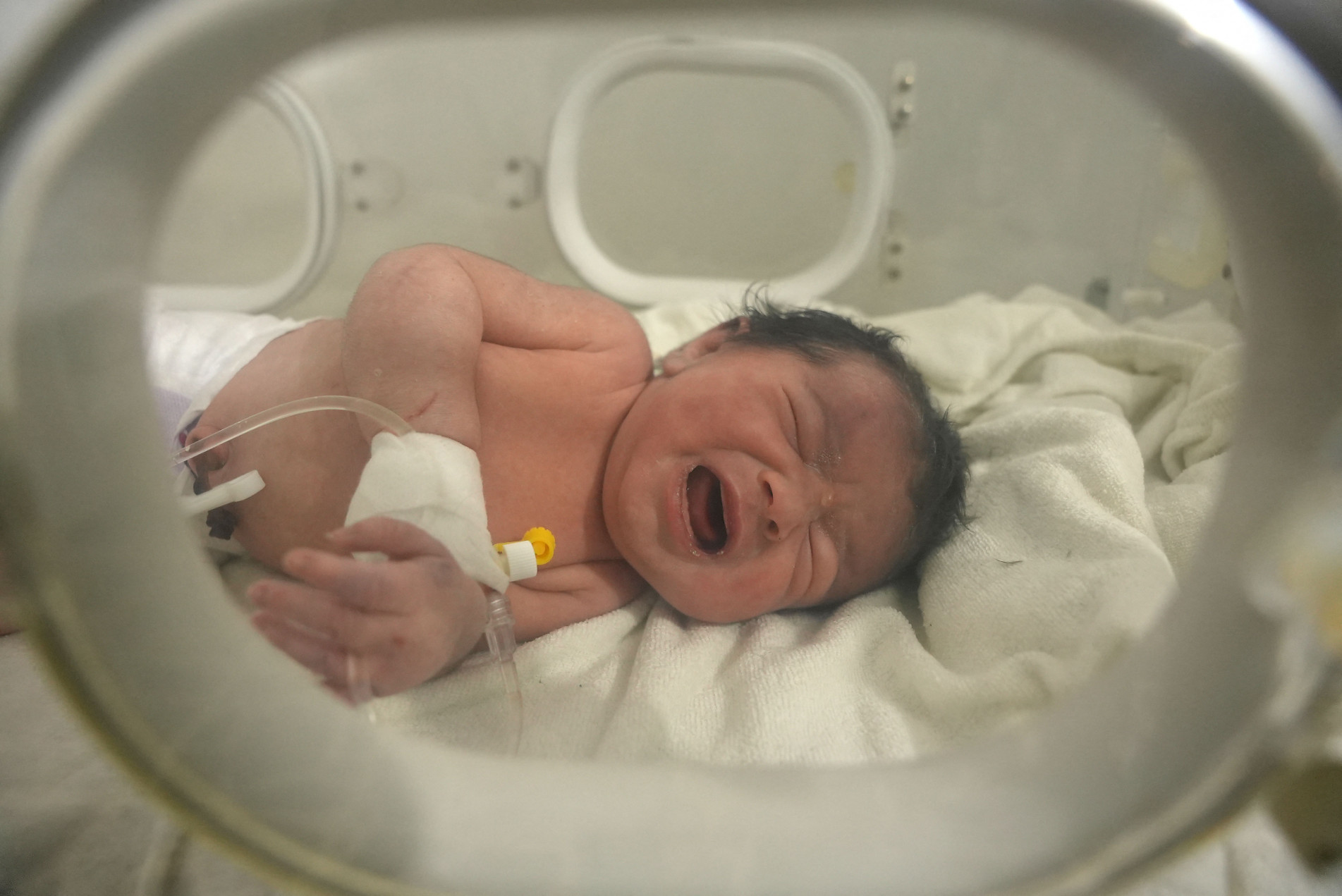 Um milagre da vida: resgate de bebê emociona na devastada Jindires, na Síria