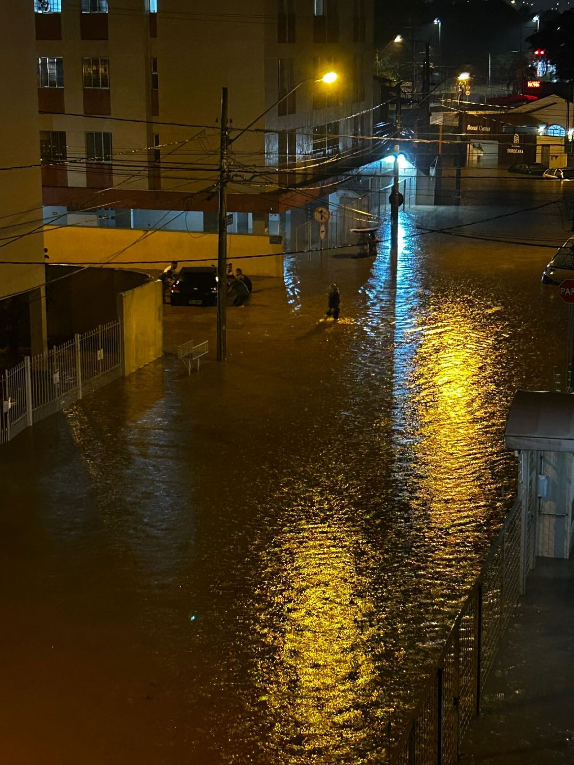 Ruas do Jardim Faculdade ficaram alagadas