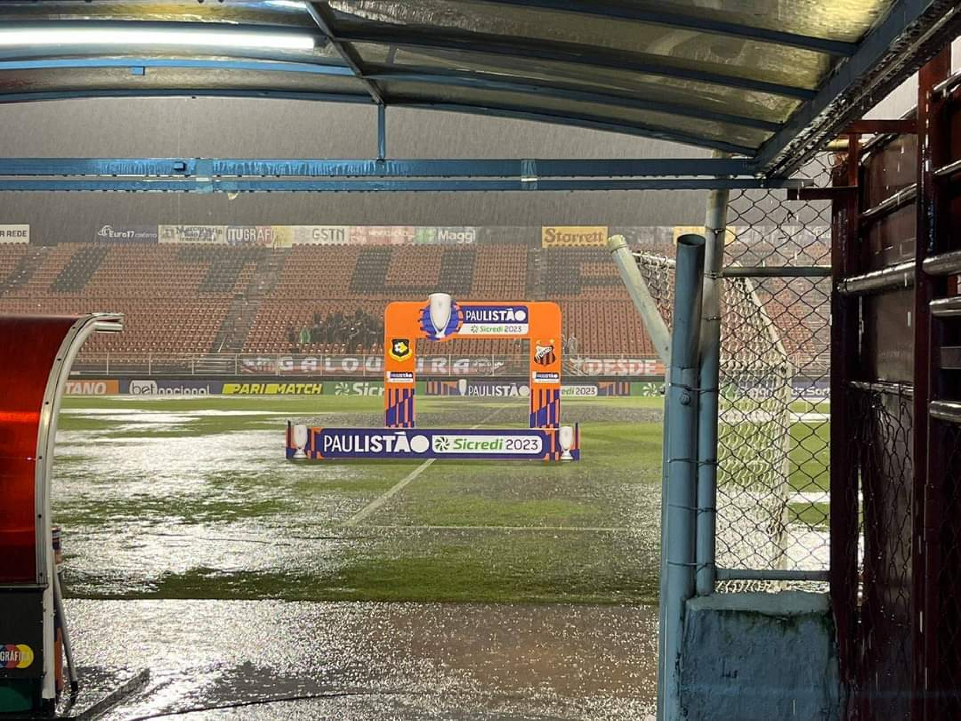Gramado do estádio Dr. Novelli Júnior ficou encharcado