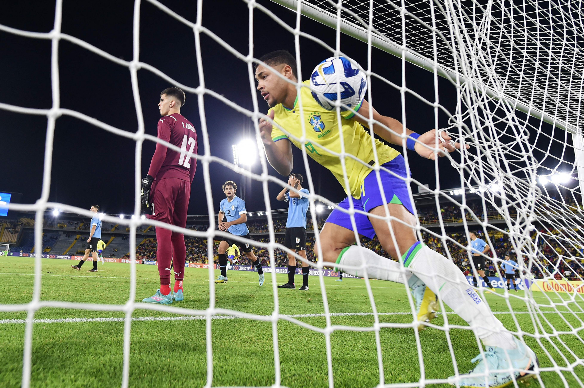 Gols brasileiros saíram já no final da partida
