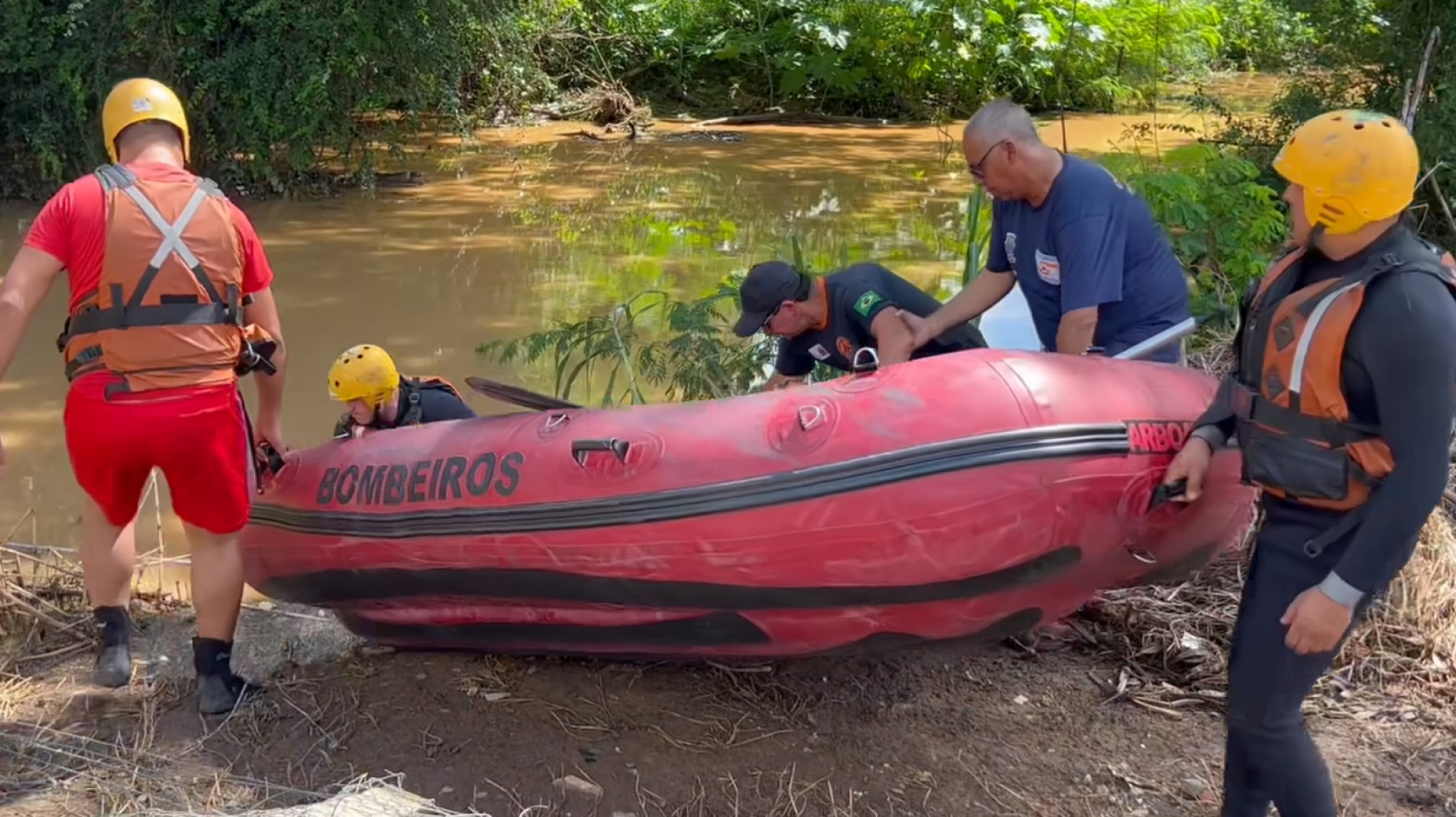 Equipes continuam as buscas pela mulher. O Corpo de Bombeiros participa dos trabalhos 