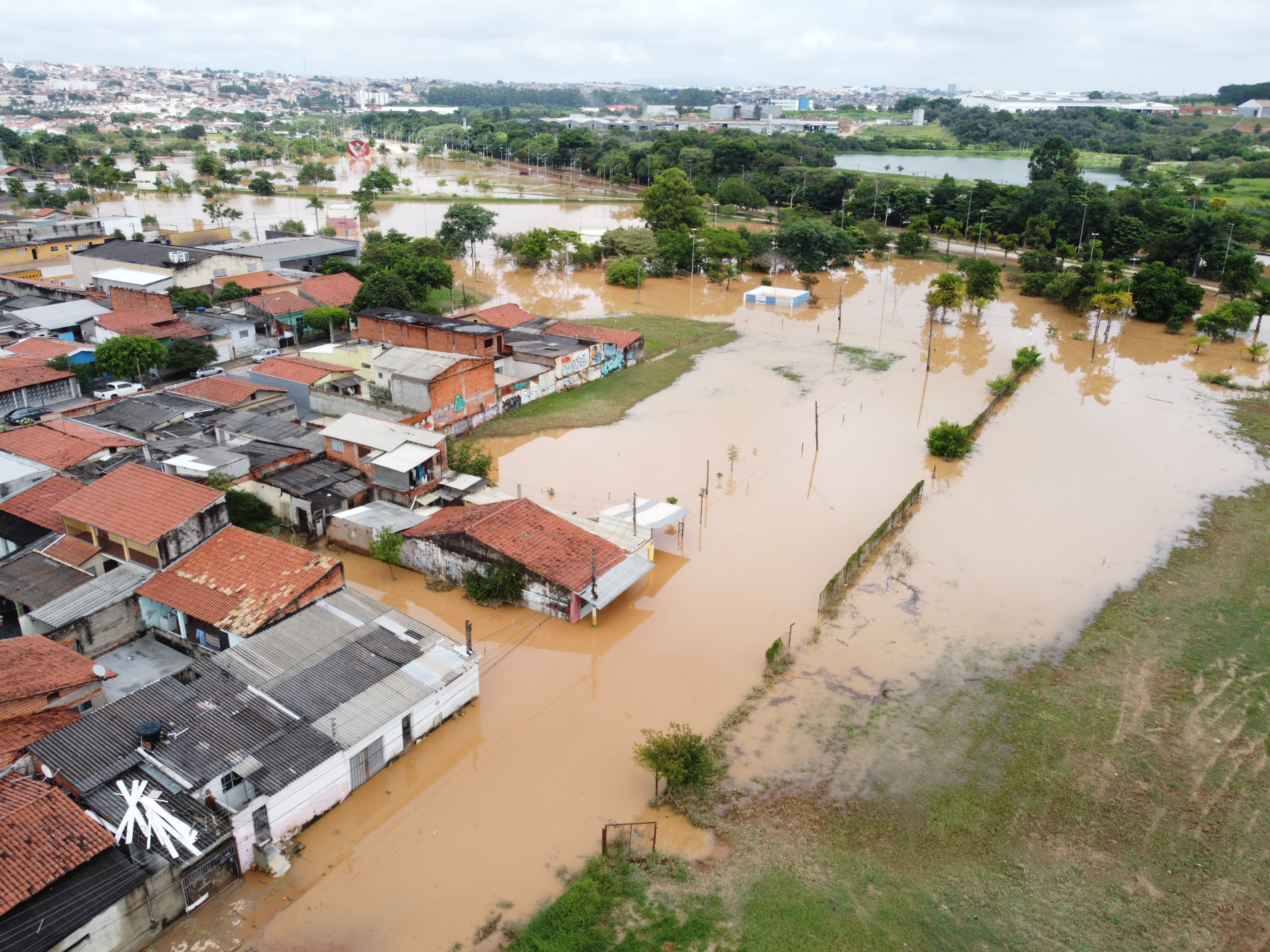 Imagem a&eacute;rea do Parque das &Aacute;guas, em Sorocaba, na manh&atilde; desta segunda-feira (13), ap&oacute;s o temporal que atingiu a cidade neste domingo (12)
