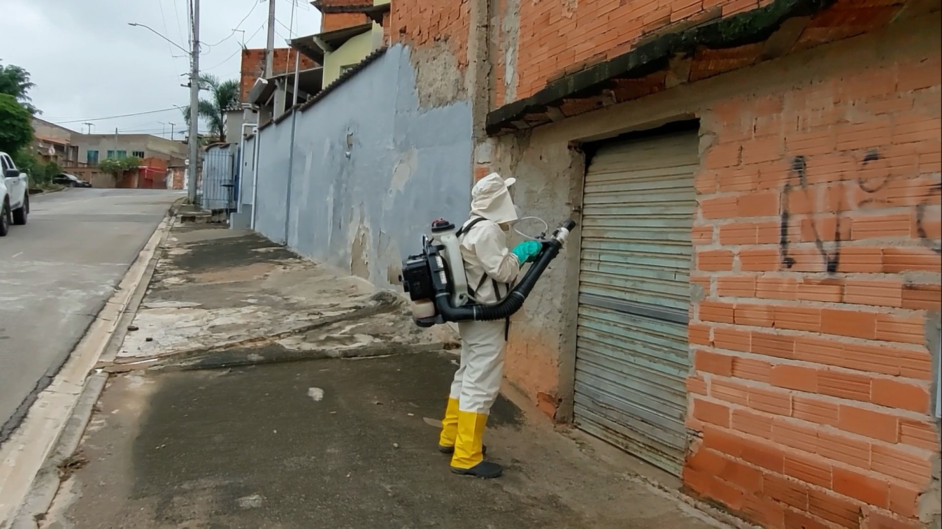 Agentes de Controle de Endemias fazem bloqueios de áreas com casos suspeitos ou confirmados e nebulizações onde existem criadouros
