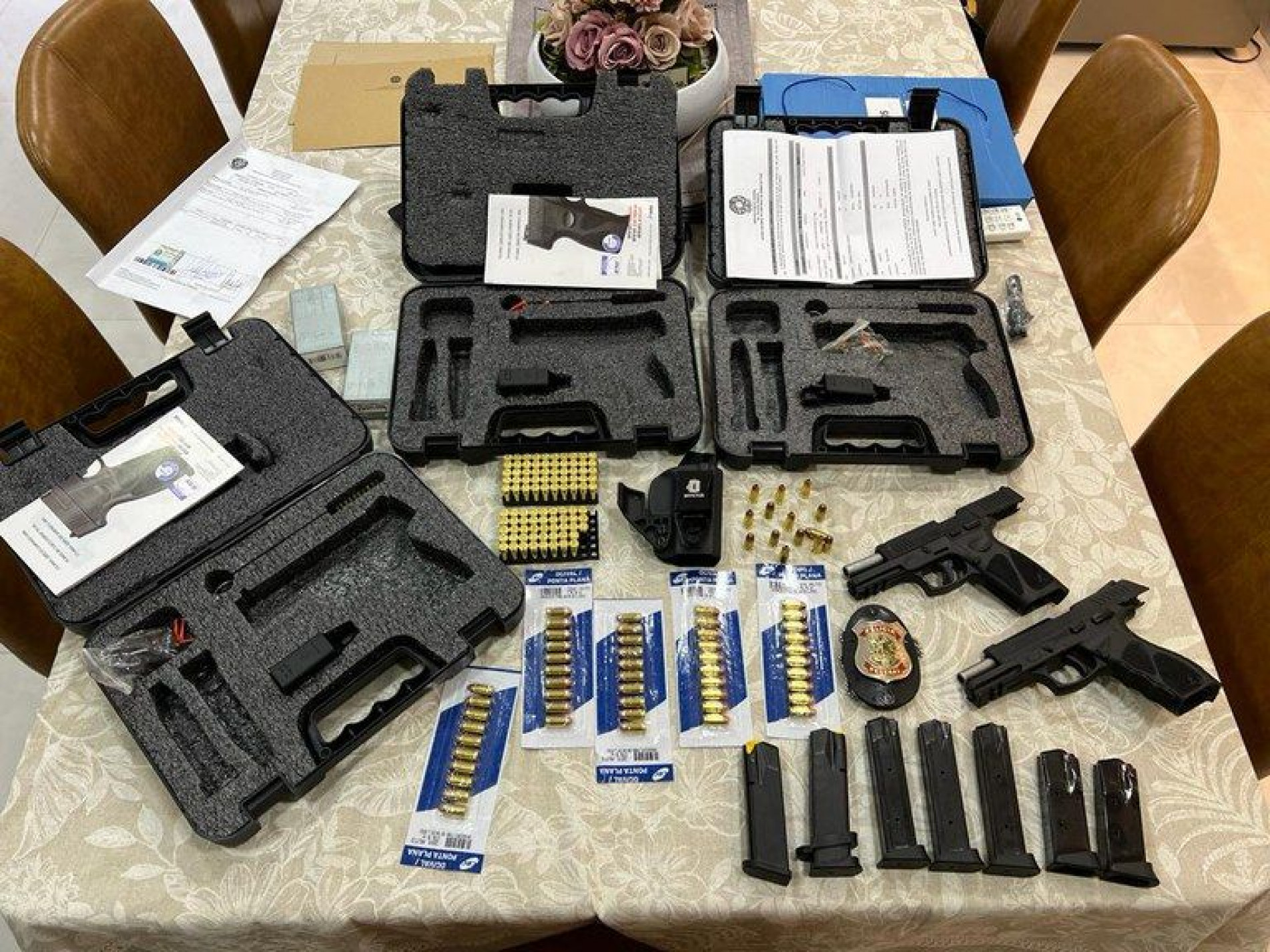 Armas e munições foram apreendidas na operação