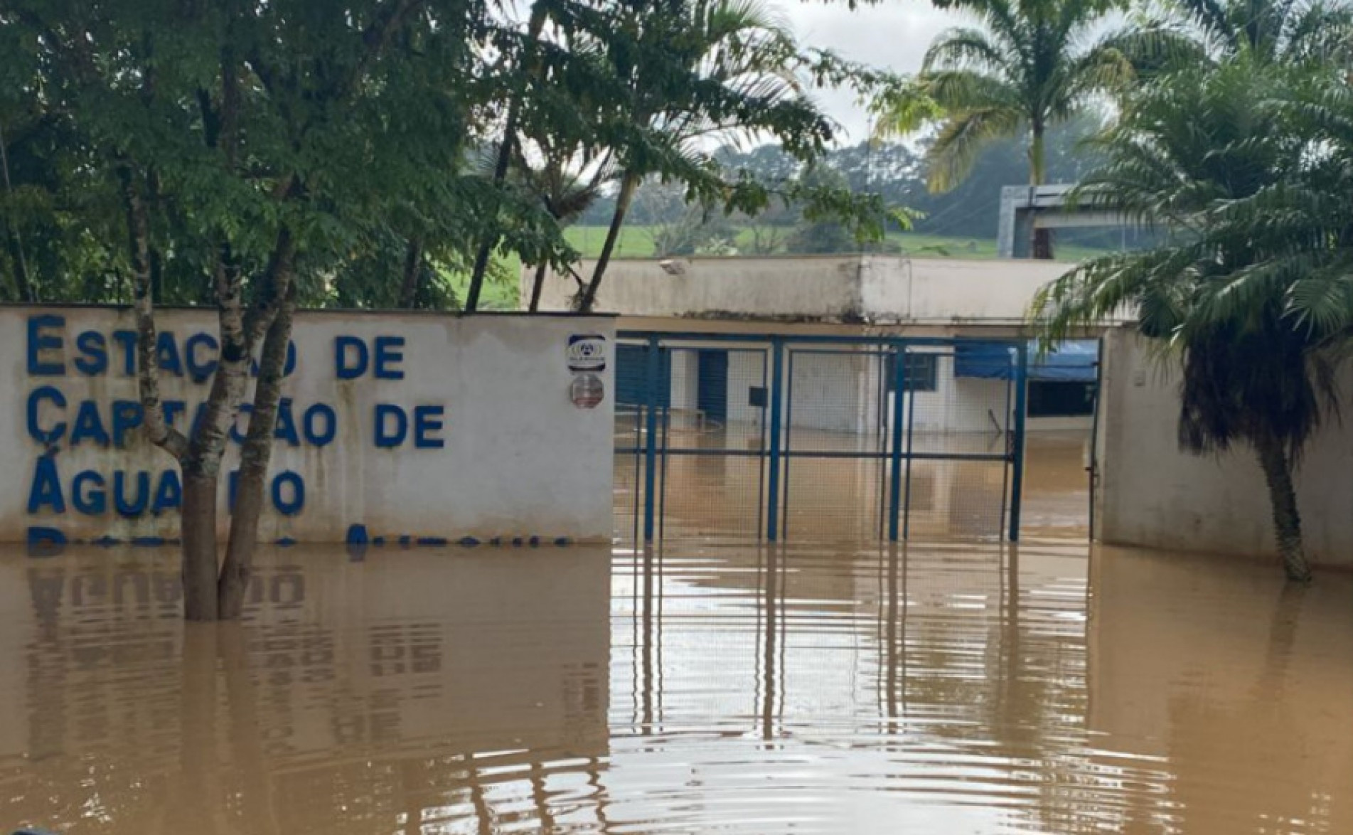 As águas do ribeirão Avecuia transbordaram e invadiram a estação de captação